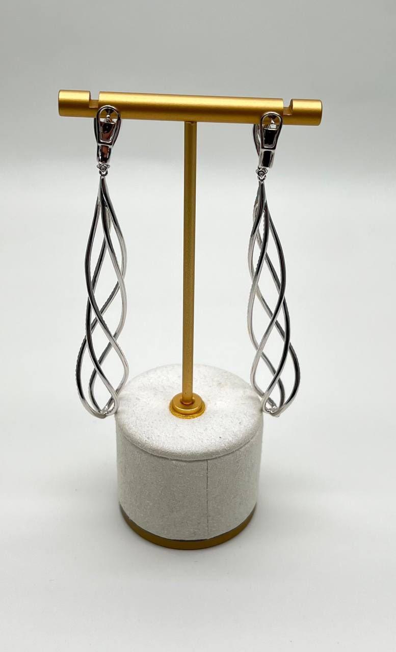 Oro bianco 18 carati e diamanti di qualità G/VS da 1,60 CTW. Realizzati con un'intricata lavorazione a reticolo, questi orecchini presentano un design delicato e allungato che cattura la luce in modo meraviglioso. Perfetto per aggiungere un tocco di