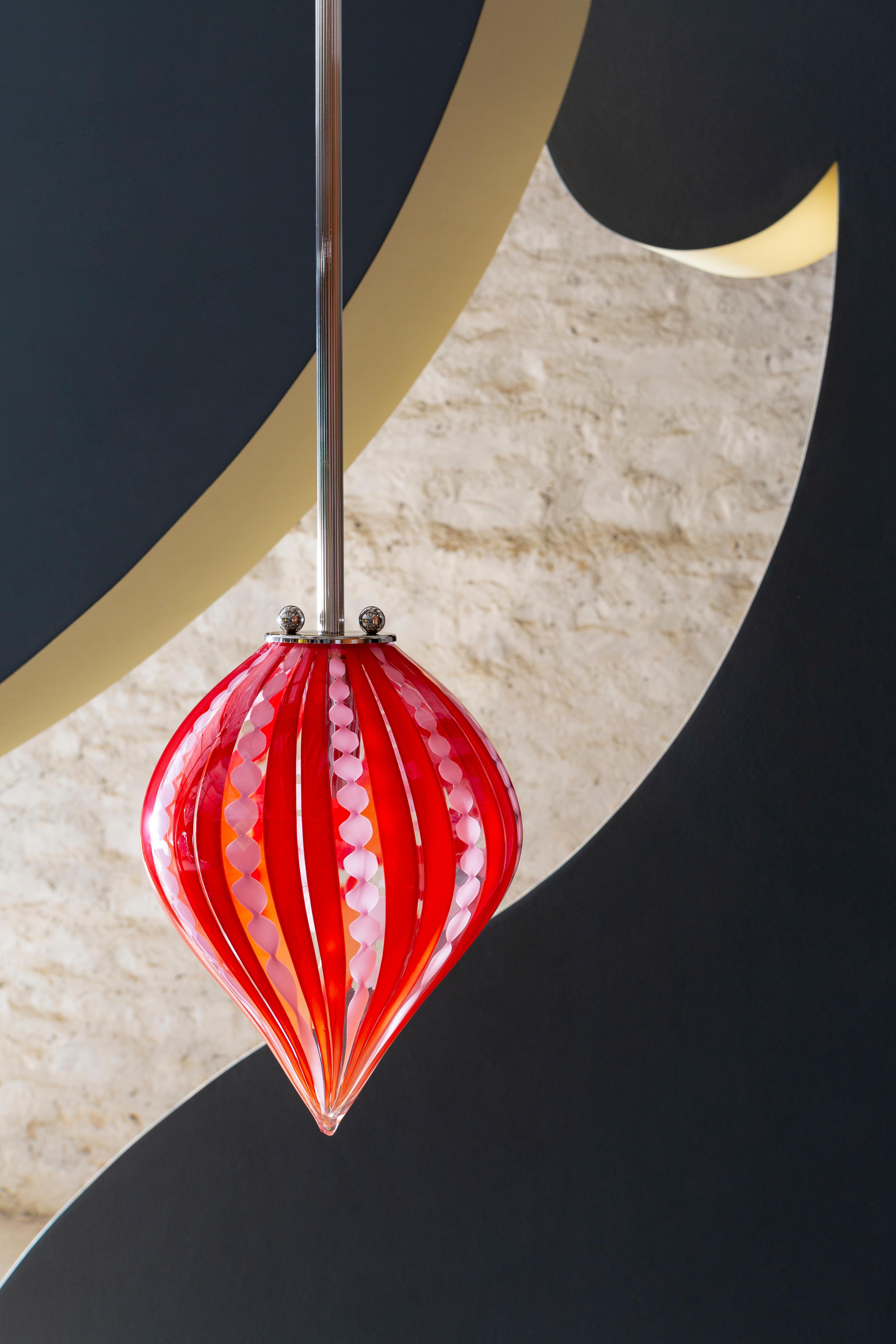 Spirale Balloon pendant light by Magic Circus Editions
Dimensions: H 36 + rod length to order x W 27 cm
Glass height: 36 cm
Materials: Fluted brass, mouth blown glass
Available finishes: Brass, Nickel

All our lamps can be wired according to