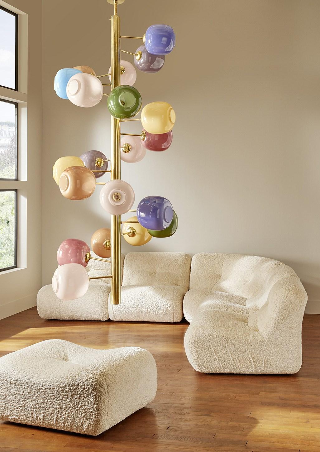 Lampadario in ottone con globi di vetro opalino vintage e colorato.
Creazione dello Studio Glustin.