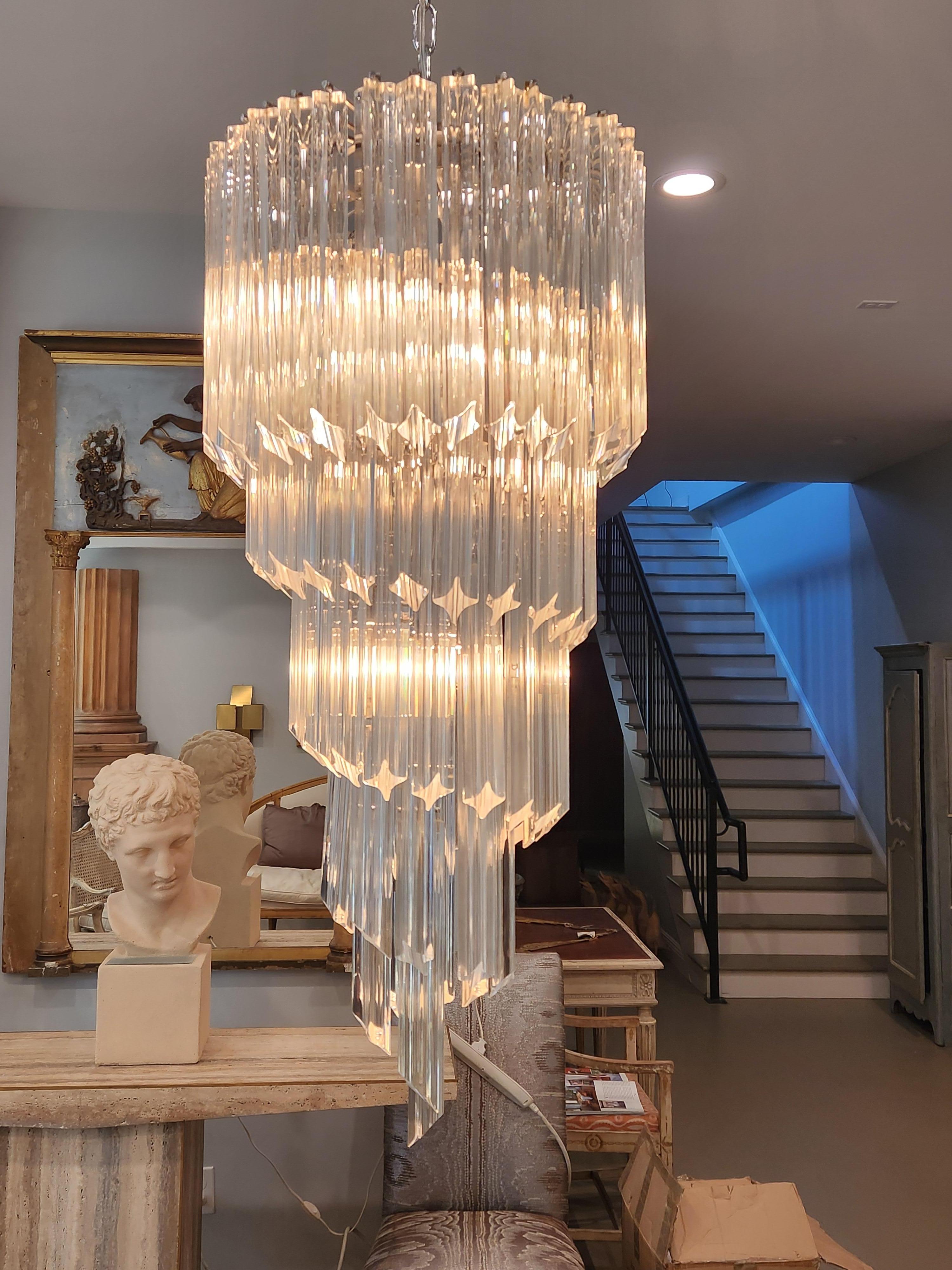 Lampadario a spirale di Murano vintage con carrello in nichel e 5 prese di luce interne. È composto da 5 strati a spirale di pendenti a prisma di vetro. Tutti i ciondoli sono perfettamente intatti. L'altezza del lampadario stesso, senza considerare