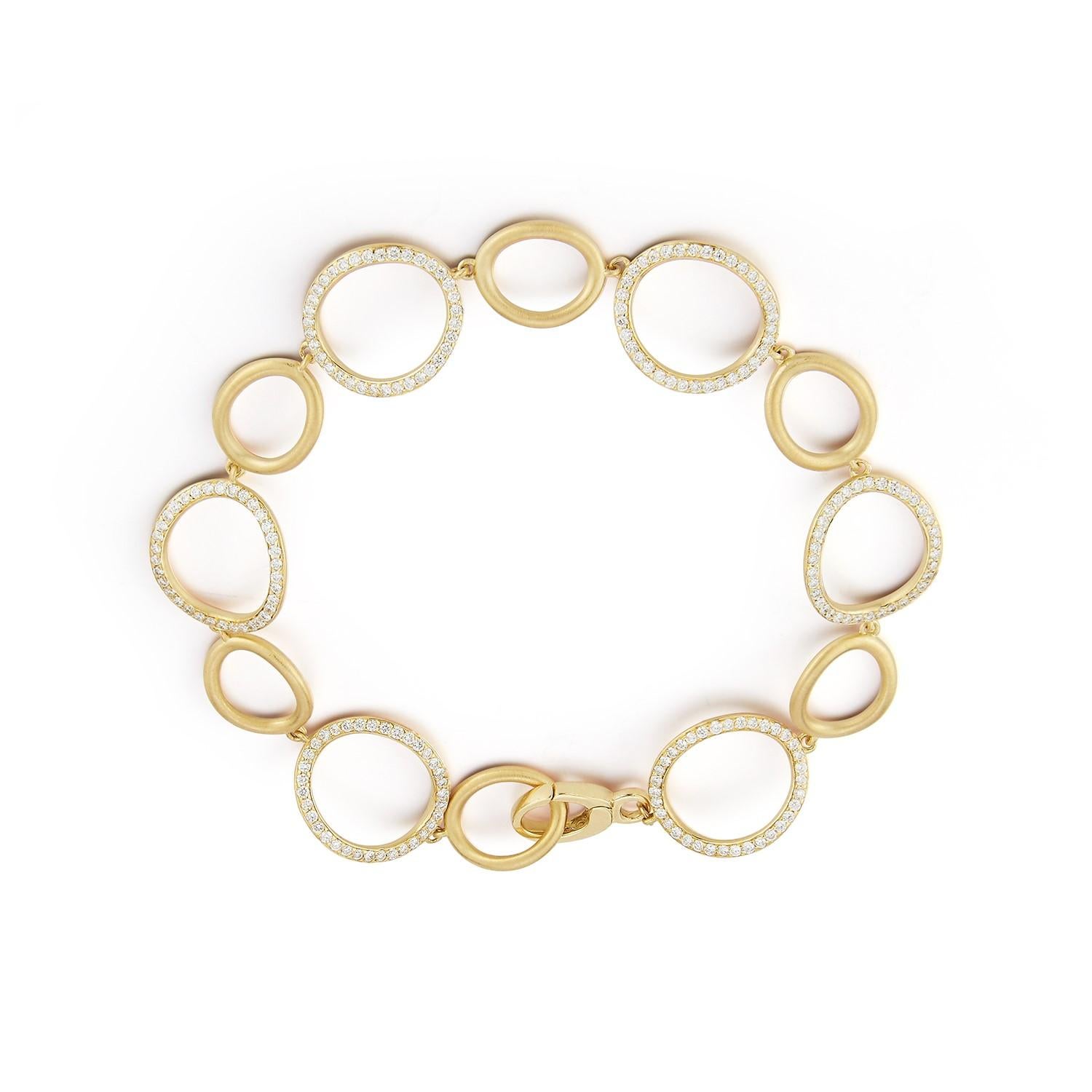 Taille ronde Carelle Bracelet en or jaune 18 carats, or satiné et diamants en forme de spirale en vente