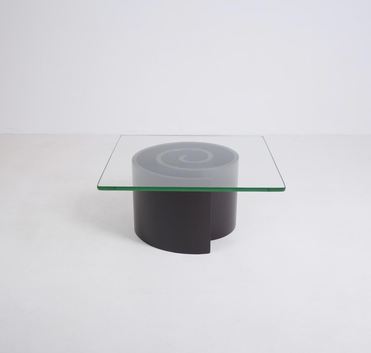 Ein tiefbraun lackierter, spiralförmiger Couchtisch aus Holz und Glas nach Vladimir Kagans Schneckentisch. Der Sockel besteht aus 4 separaten, gebogenen Holzteilen, die sich ineinander verhaken und eine Spirale bilden. Die Glasplatte ist sehr