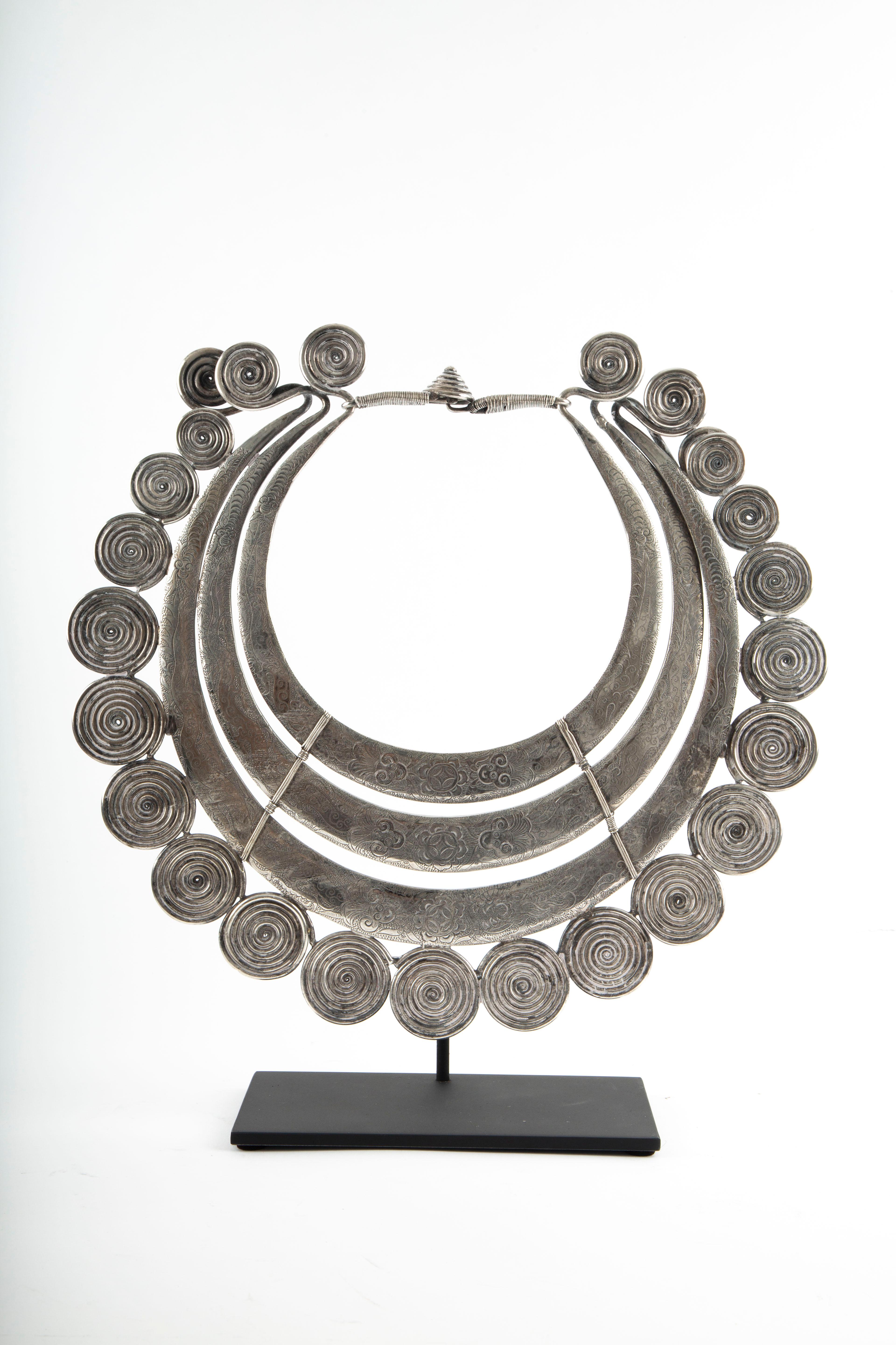 Collana in argento con torciglione della tribù minoritaria dei Miao, tre disegni di rotoli piatti con spirali
Provincia di Guizhou, Cina, inizio-metà del XX secolo

Un'eccezionale collana a coppia in argento realizzata a mano dalla minoranza Miao