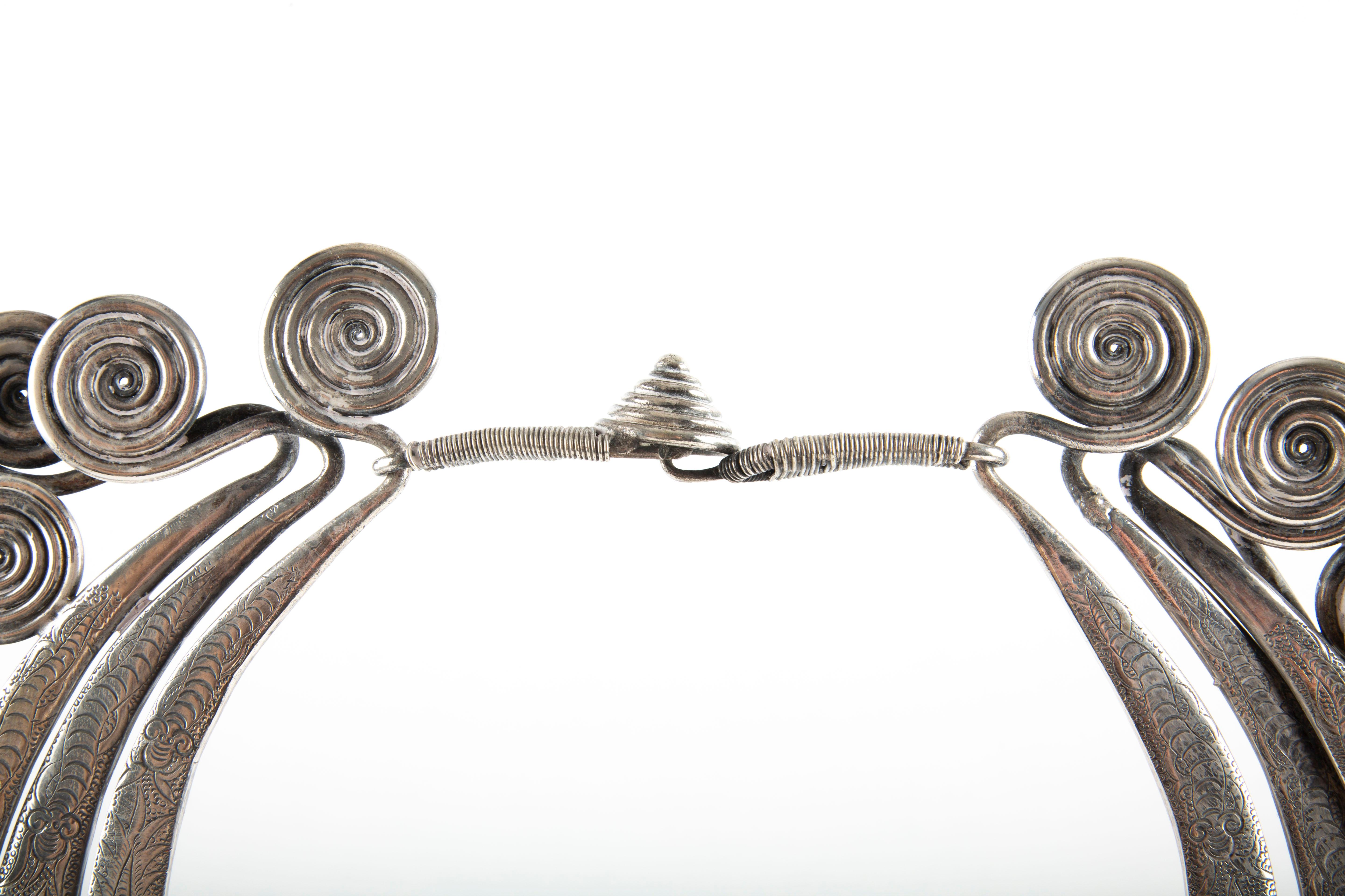 Spirali del patrimonio: Collana cerimoniale Miao, design a spirale e pergamena In condizioni ottime in vendita a New York, NY