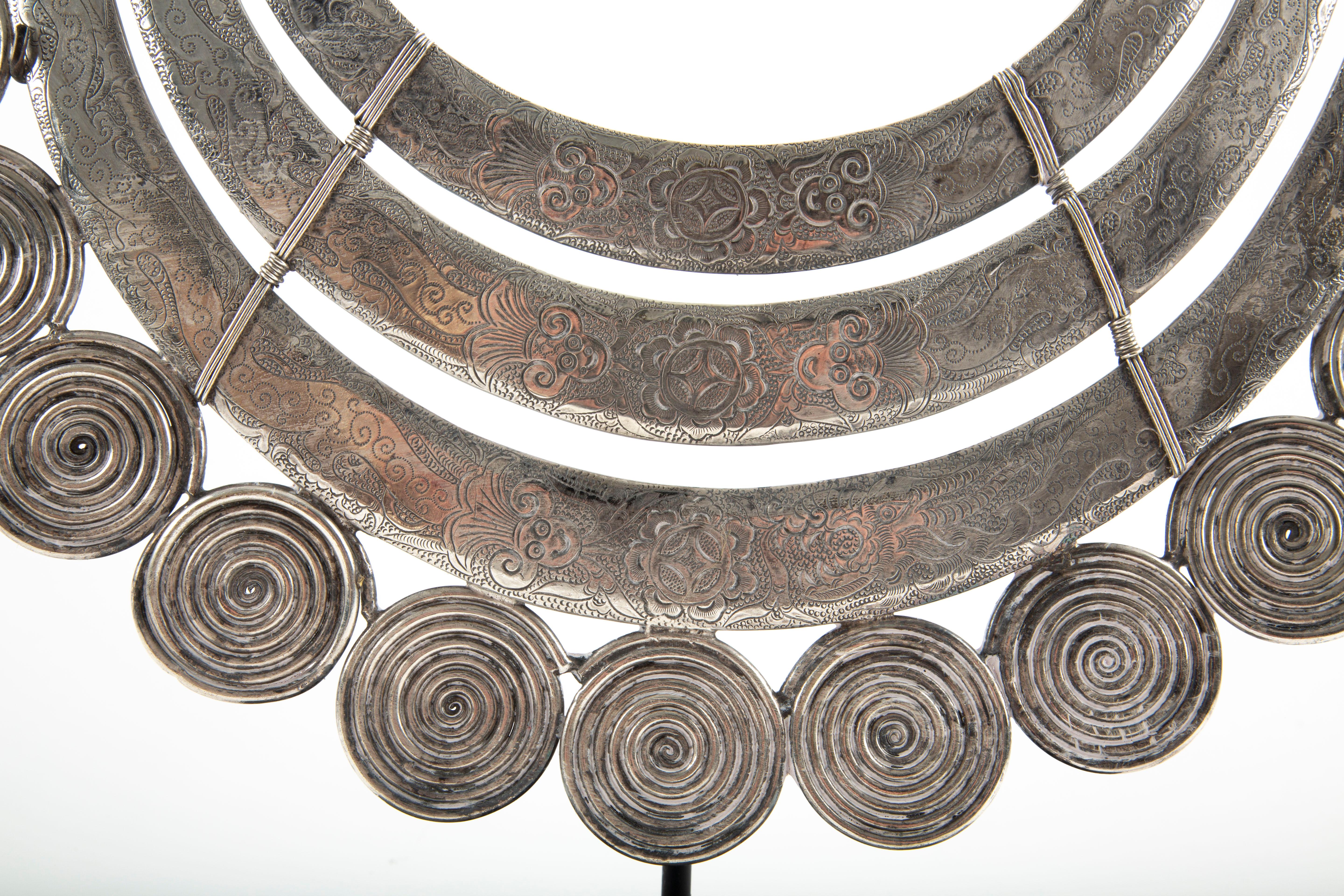 XX secolo Spirali del patrimonio: Collana cerimoniale Miao, design a spirale e pergamena in vendita