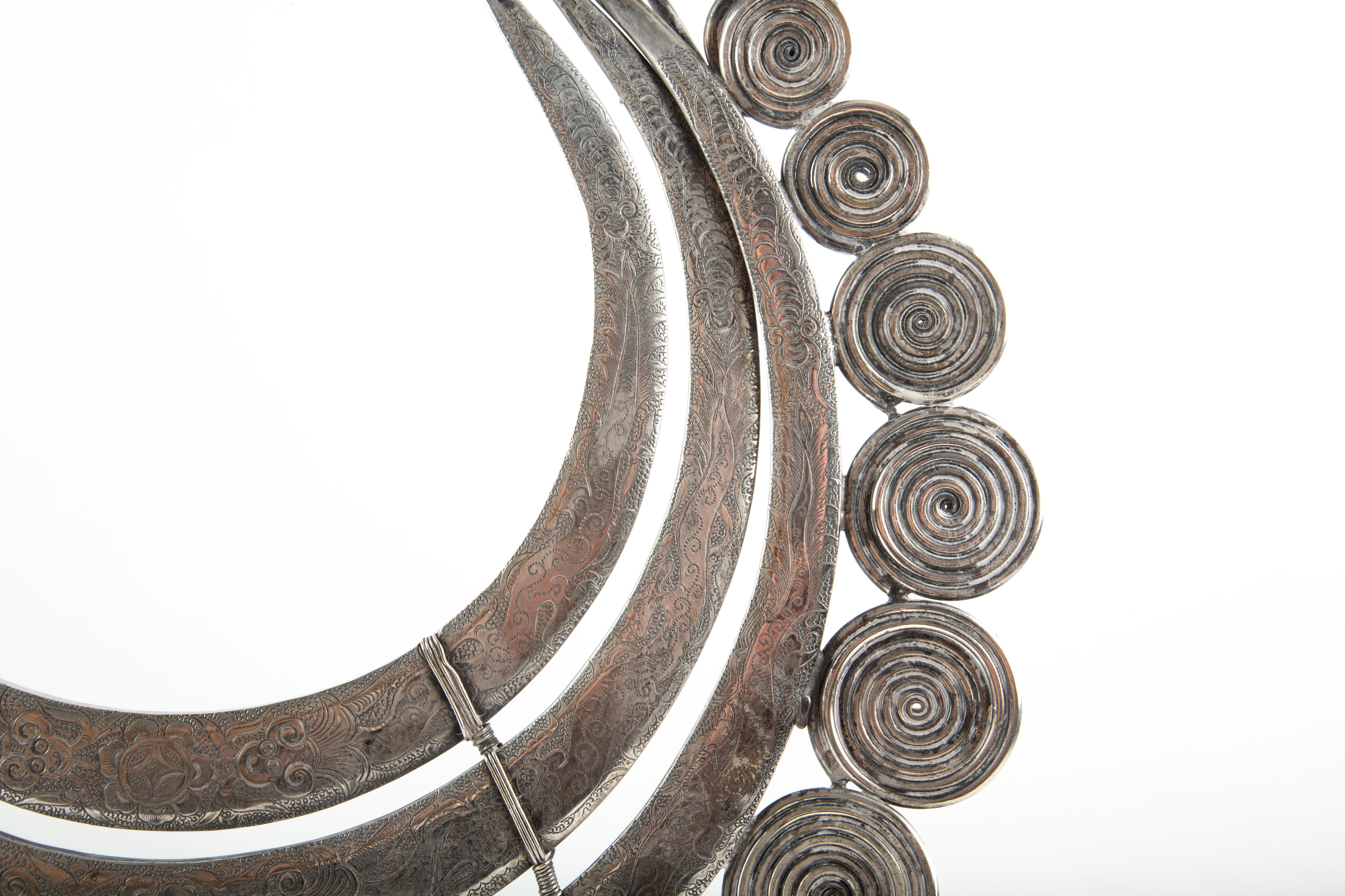 Argento Spirali del patrimonio: Collana cerimoniale Miao, design a spirale e pergamena in vendita