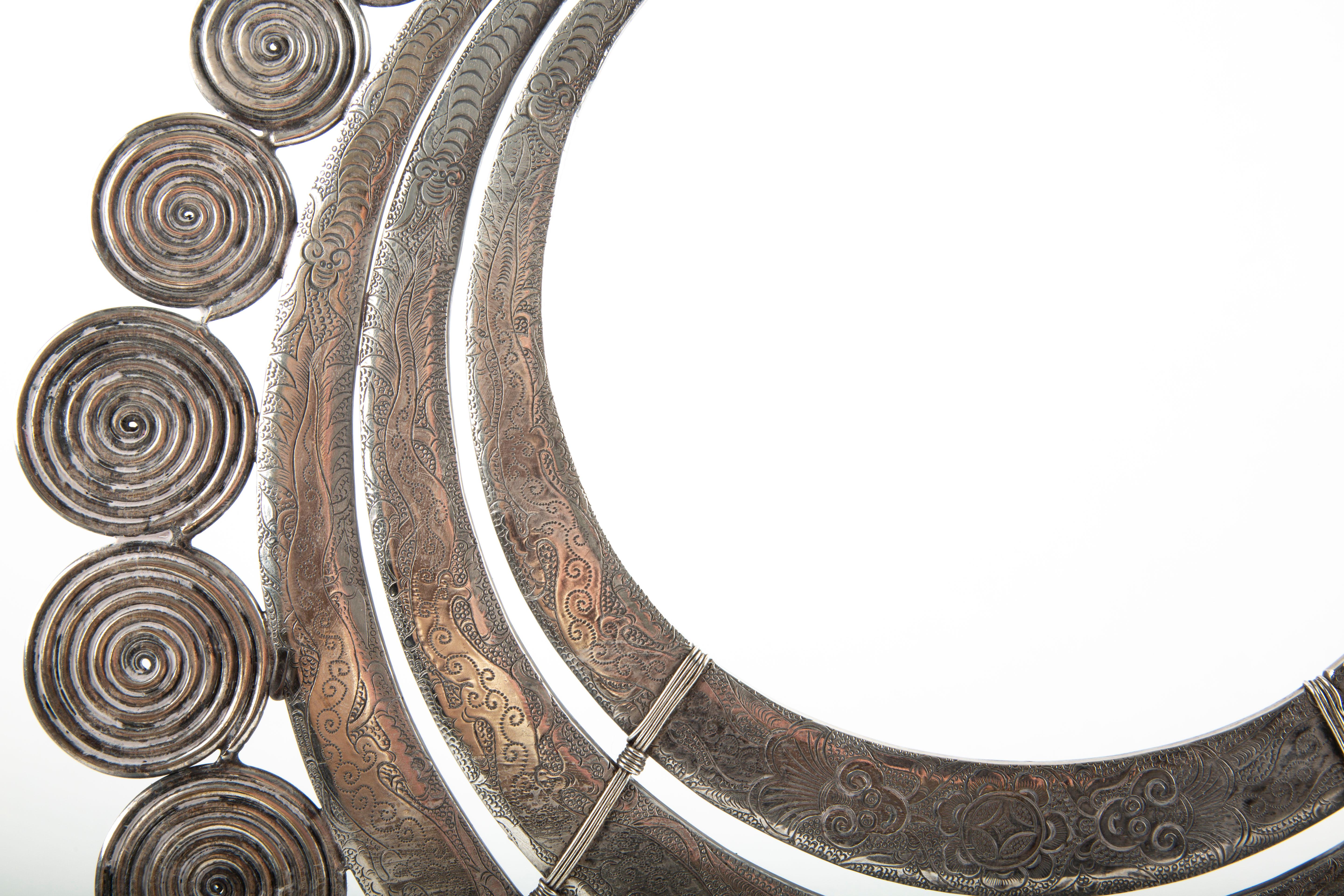 Spirali del patrimonio: Collana cerimoniale Miao, design a spirale e pergamena in vendita 1