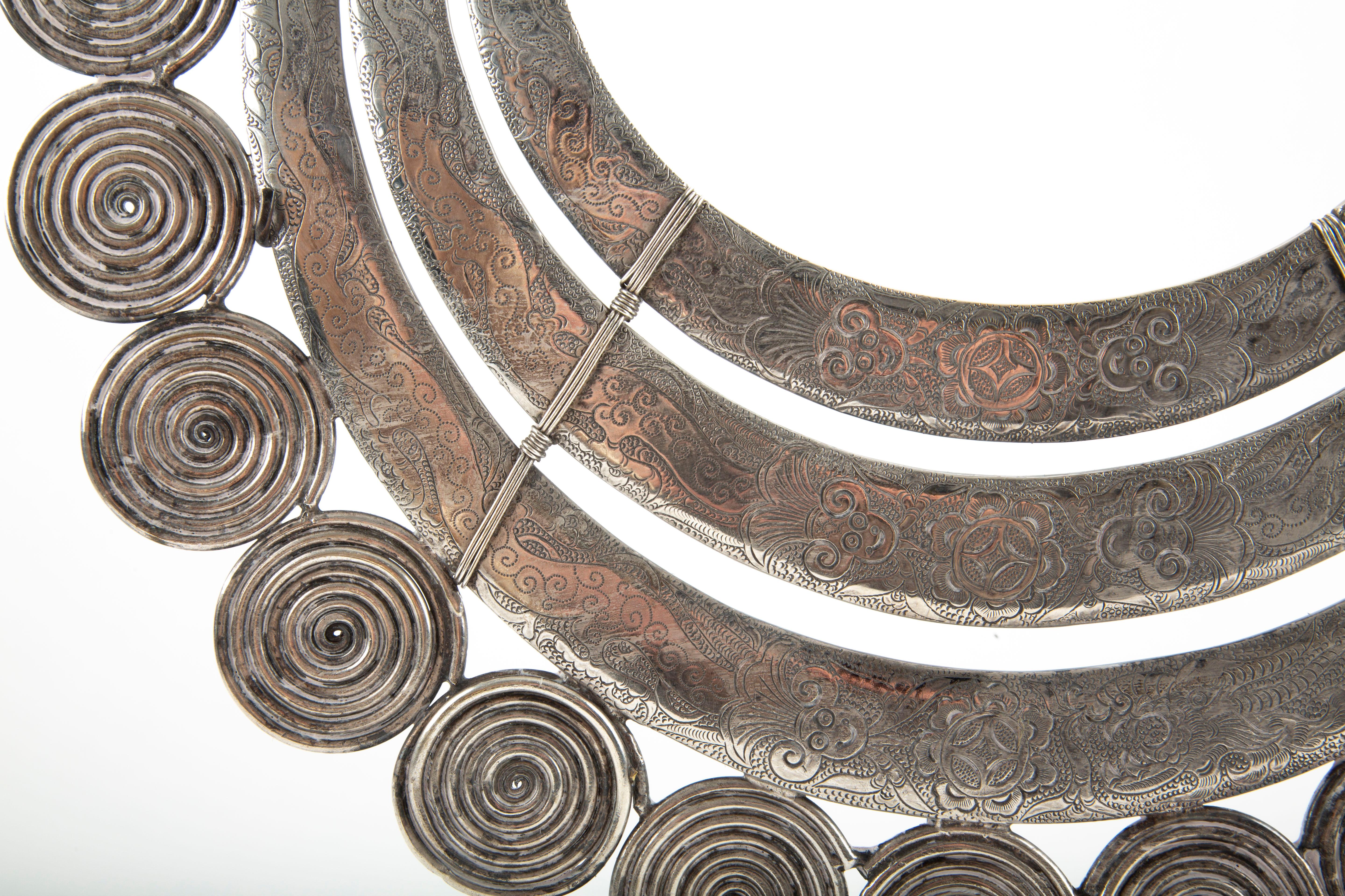 Spirali del patrimonio: Collana cerimoniale Miao, design a spirale e pergamena in vendita 2