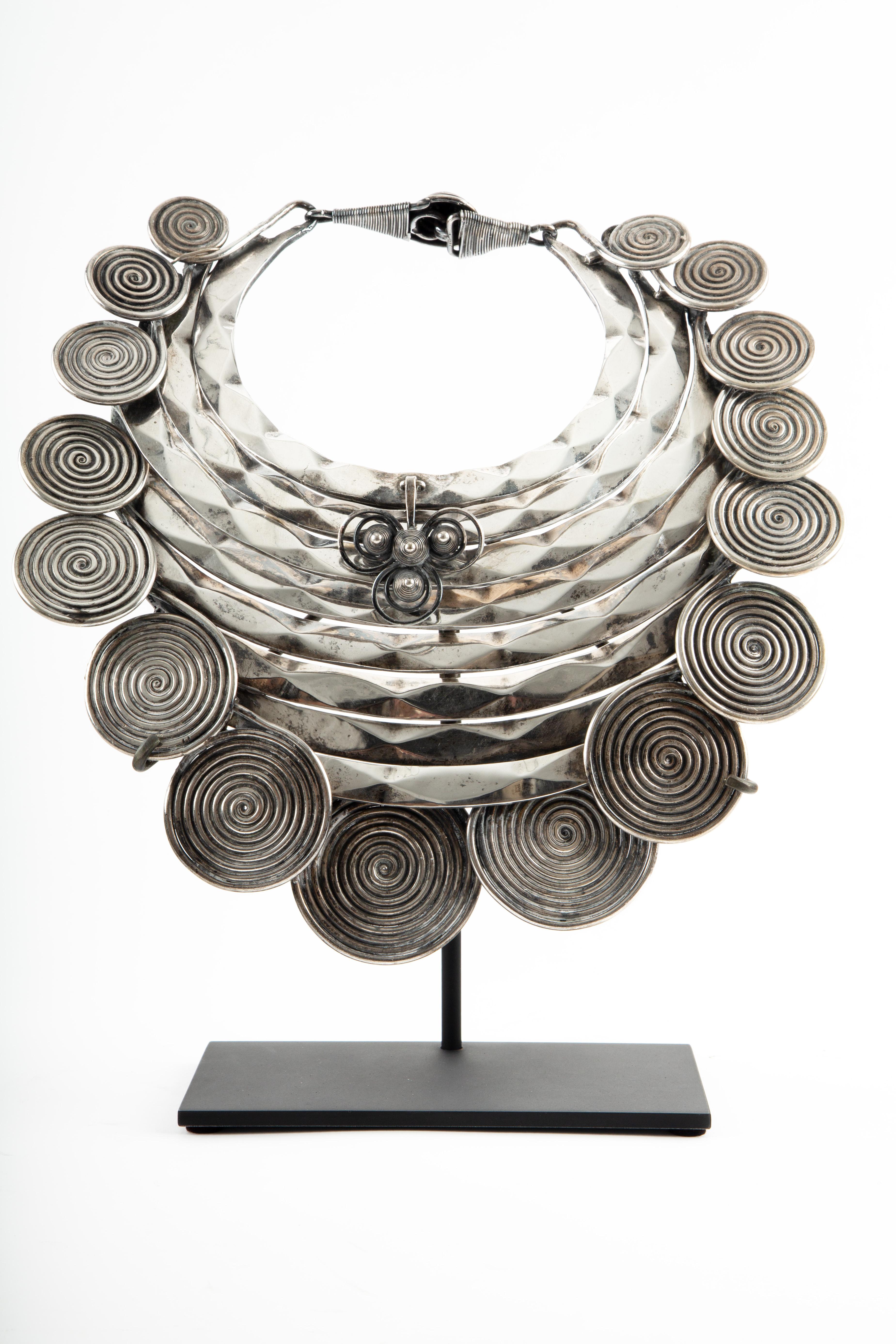 Collana Torque in argento della Tribù Miao montata su un supporto metallico personalizzato

Un'eccezionale collana a coppia in argento della Tribù Miao, composta da otto fasce a forma di mezzaluna disposte a cascata a 