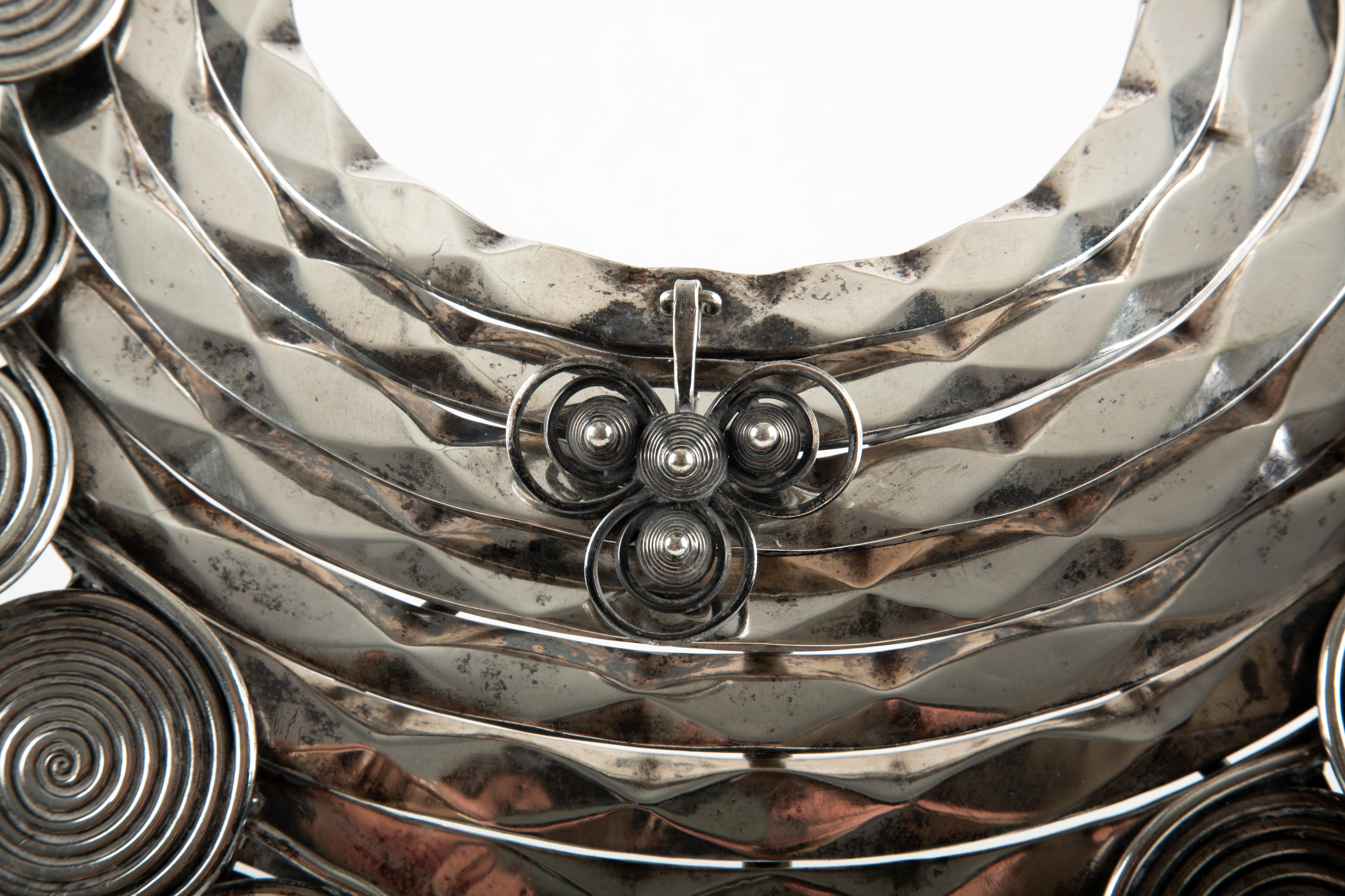 Cinese Spirali della memoria: Collana cerimoniale Miao in argento in vendita