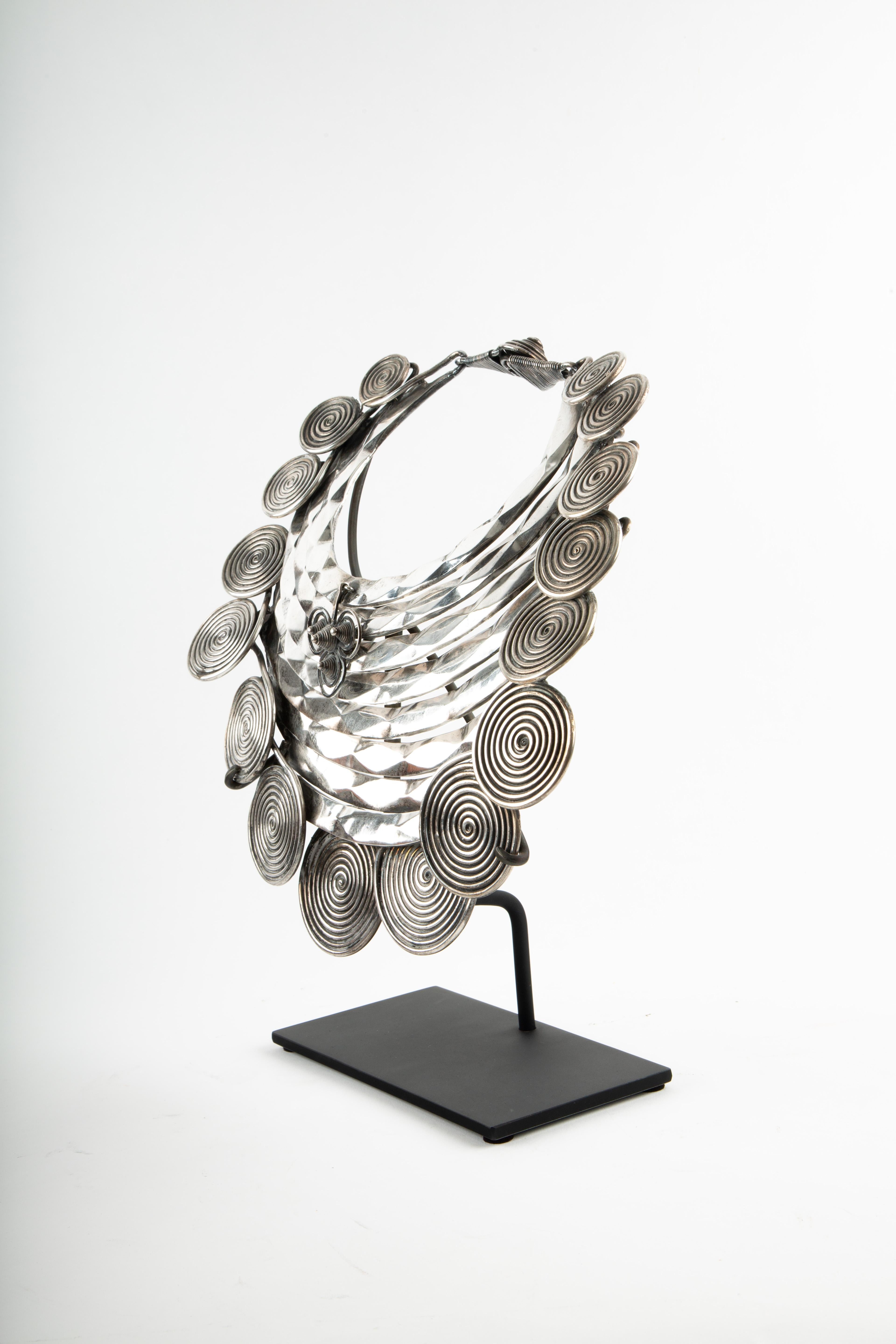 XX secolo Spirali della memoria: Collana cerimoniale Miao in argento in vendita