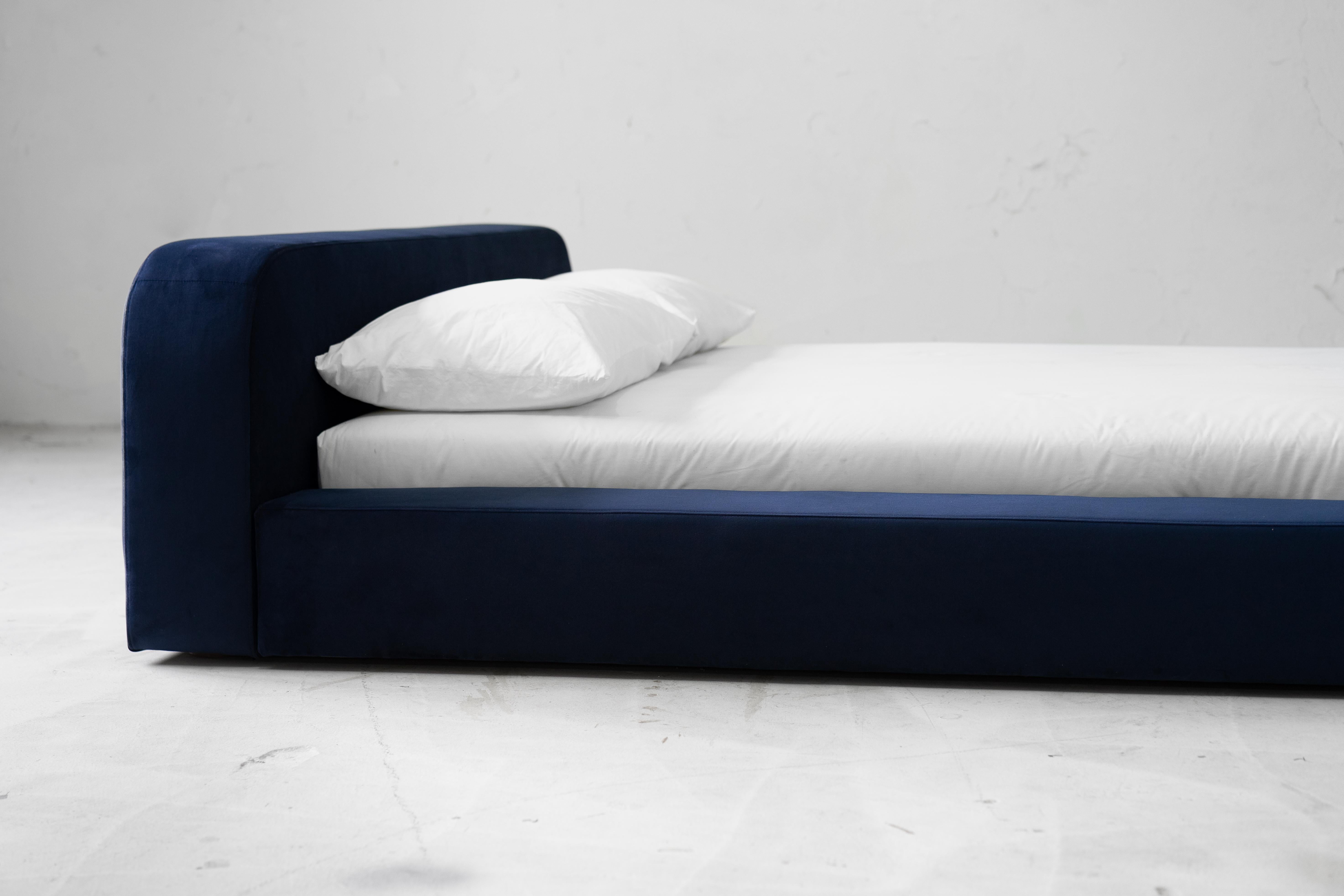 Lit Spire, Lit Velvet en vente 1