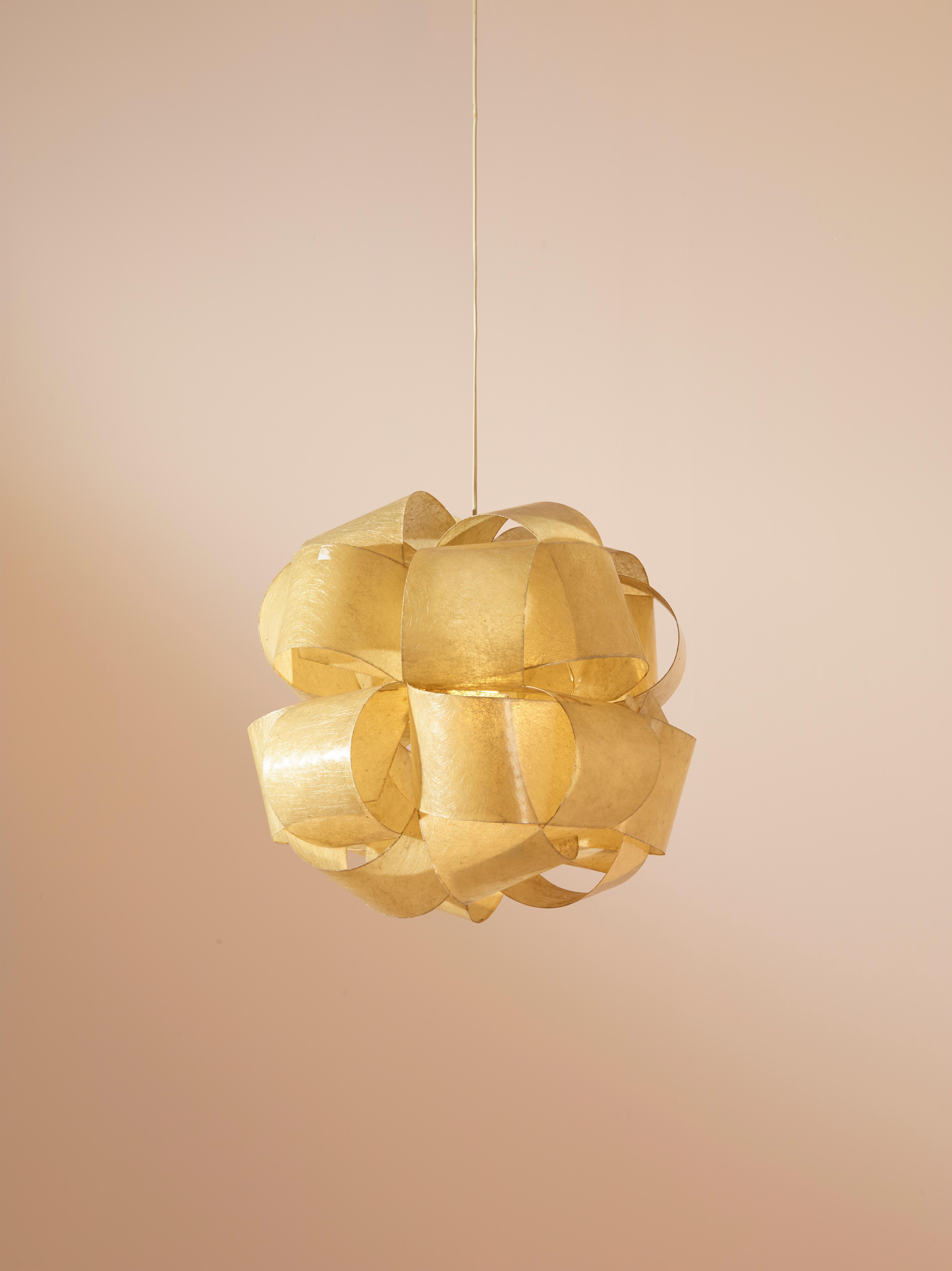 Rare 'Spire' (spirals) ceiling light by Enrico Botta for Diner. Designed and manufactured in Italy, 1970. 

Made of curved and intertwined fiberglass sheets which are held together by a smart metal plug-in system, it mimics the elegant shape of a