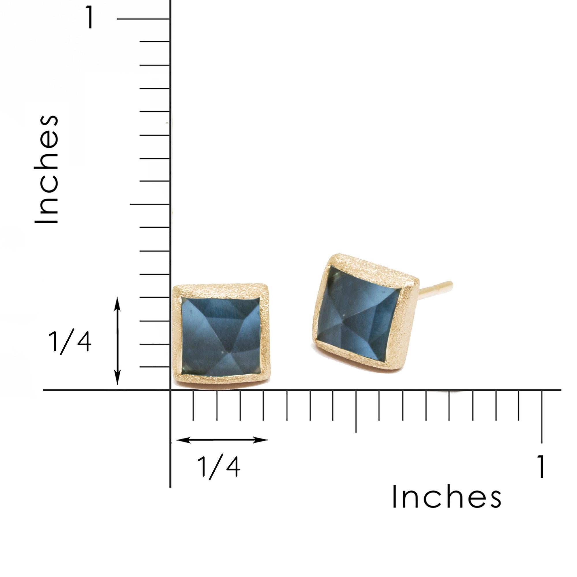 Les boucles d'oreilles de Nina Nguyen Design/One, dont le brevet est en cours d'homologation, comportent un élément au dos du clou ou de la breloque qui permet de transformer ces pièces en modèles multi-usages, empilables et convertibles. Il peut