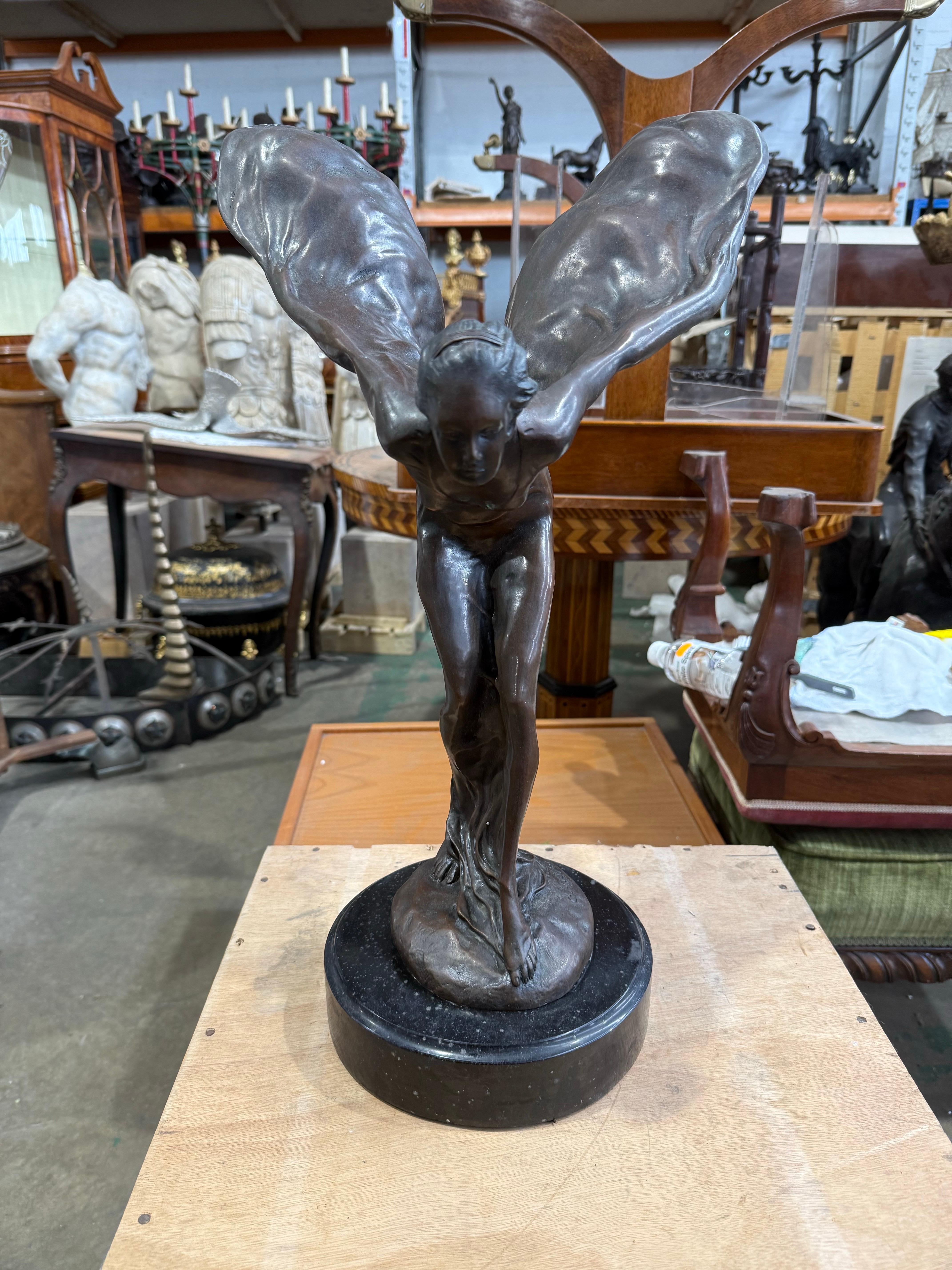 Una rappresentazione in bronzo finemente fusa dell'iconico Spirit of Ecstasy, originariamente progettato da Charles Robinson Sykes nel 1911 per Rolls Royce. Questa figura elegante, con le sue vesti che scorrono dietro di lei come ali, incarna la