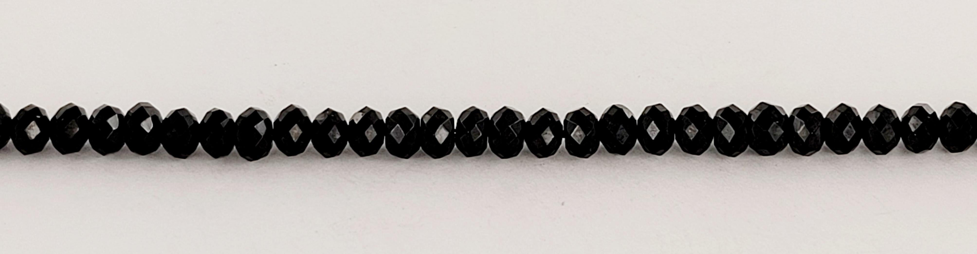Spiritual Perlen Facettiertes Armband aus Sterlingsilber mit schwarzem Spinell, 5 mm (Rundschliff) im Angebot