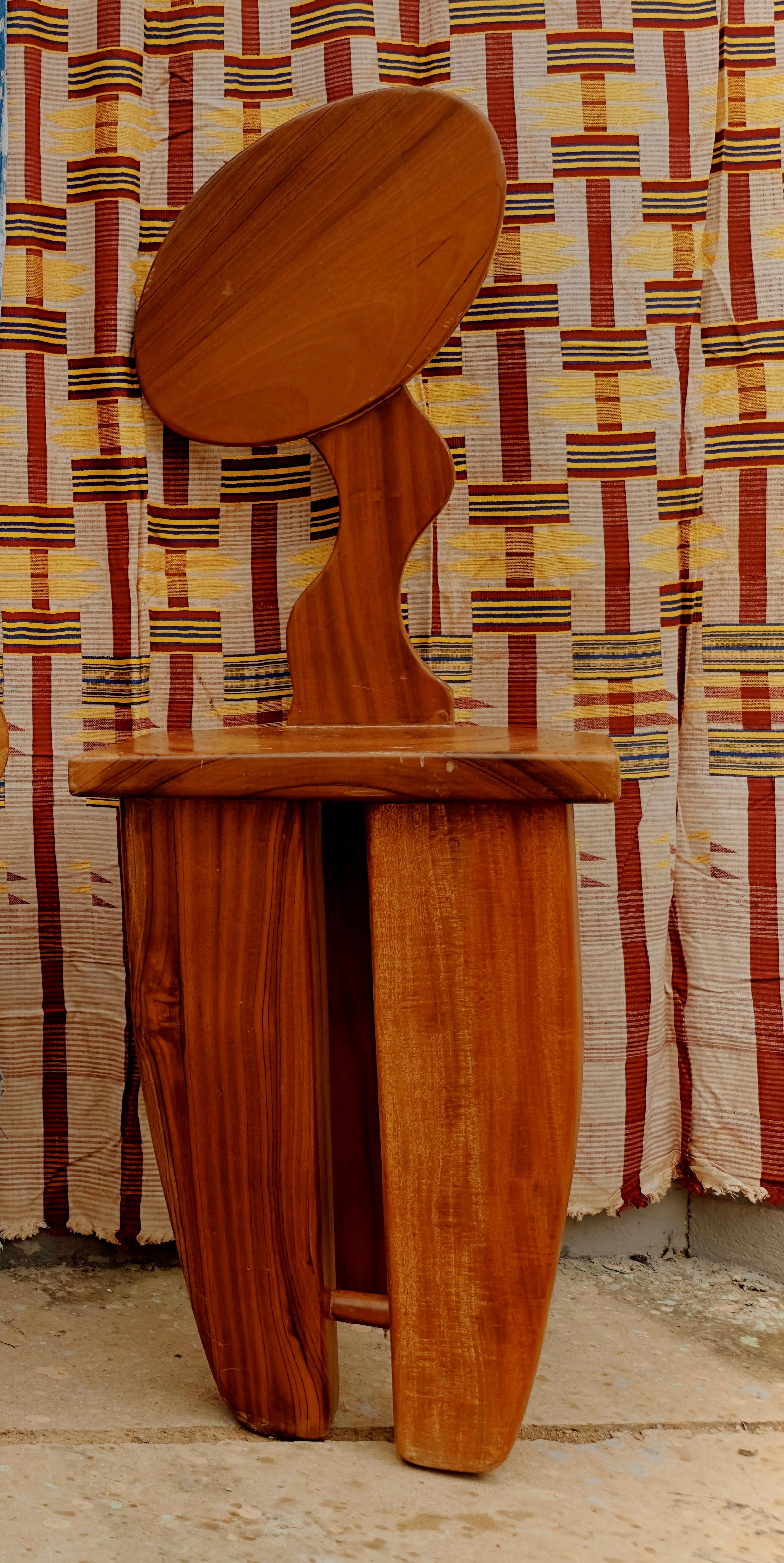 Taburete Espiritualidad por Ella Bulley
Edición limitada de 15 piezas
Dimensiones: P 40 x An 40 x Al 116 cm.
Materiales: Nogal y madera roja.

Ella Bulley es un estudio de diseño de materiales con sede en Londres, que crea obras que con frecuencia