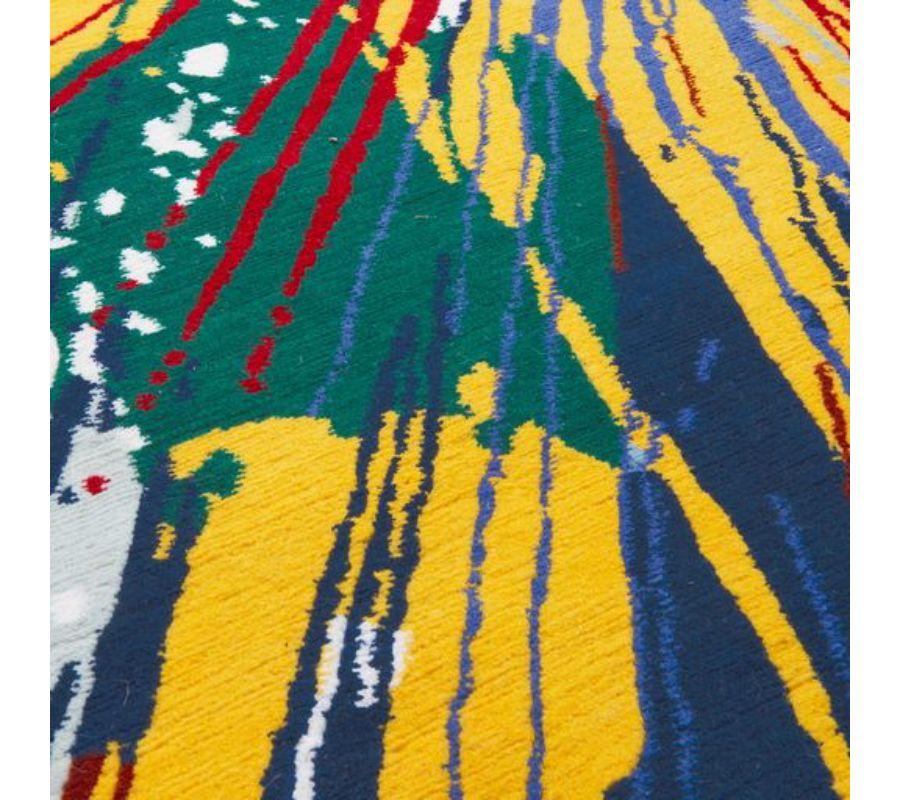 Mit einer Anspielung auf Jackson Pollocks emblematischen Stil präsentiert Splatter Bright kaleidoskopische Farbspritzer, die vollständig aus weichem Wollgarn gewebt sind.
 