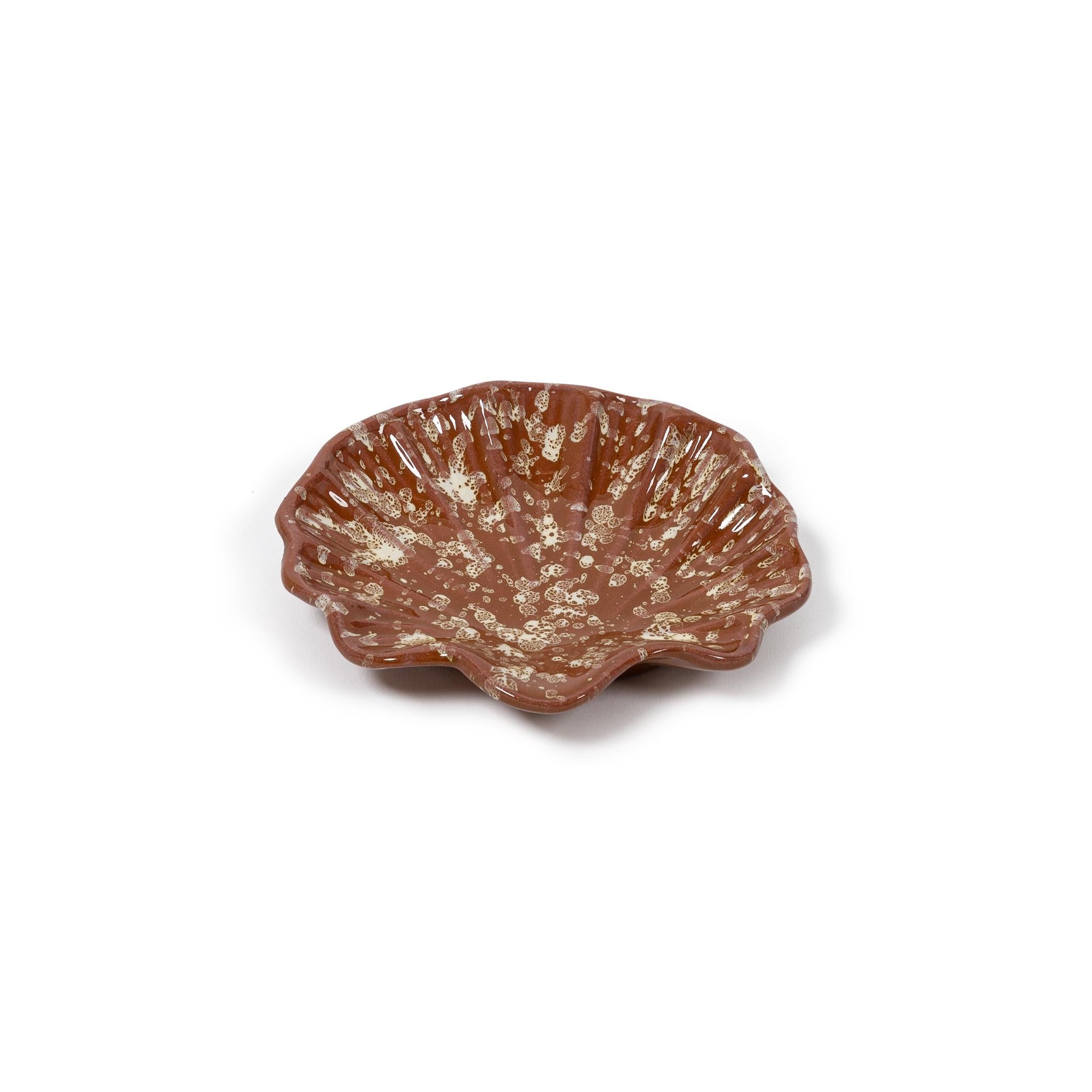 El toque italiano costero que le faltaba a tu casa. Este pequeño plato de conchas es perfecto para colocarlo en la entrada o en una mesilla de noche. Hecho a mano en Italia por artesanos y acabado con un esmalte salpicado, el plato Coquillage de