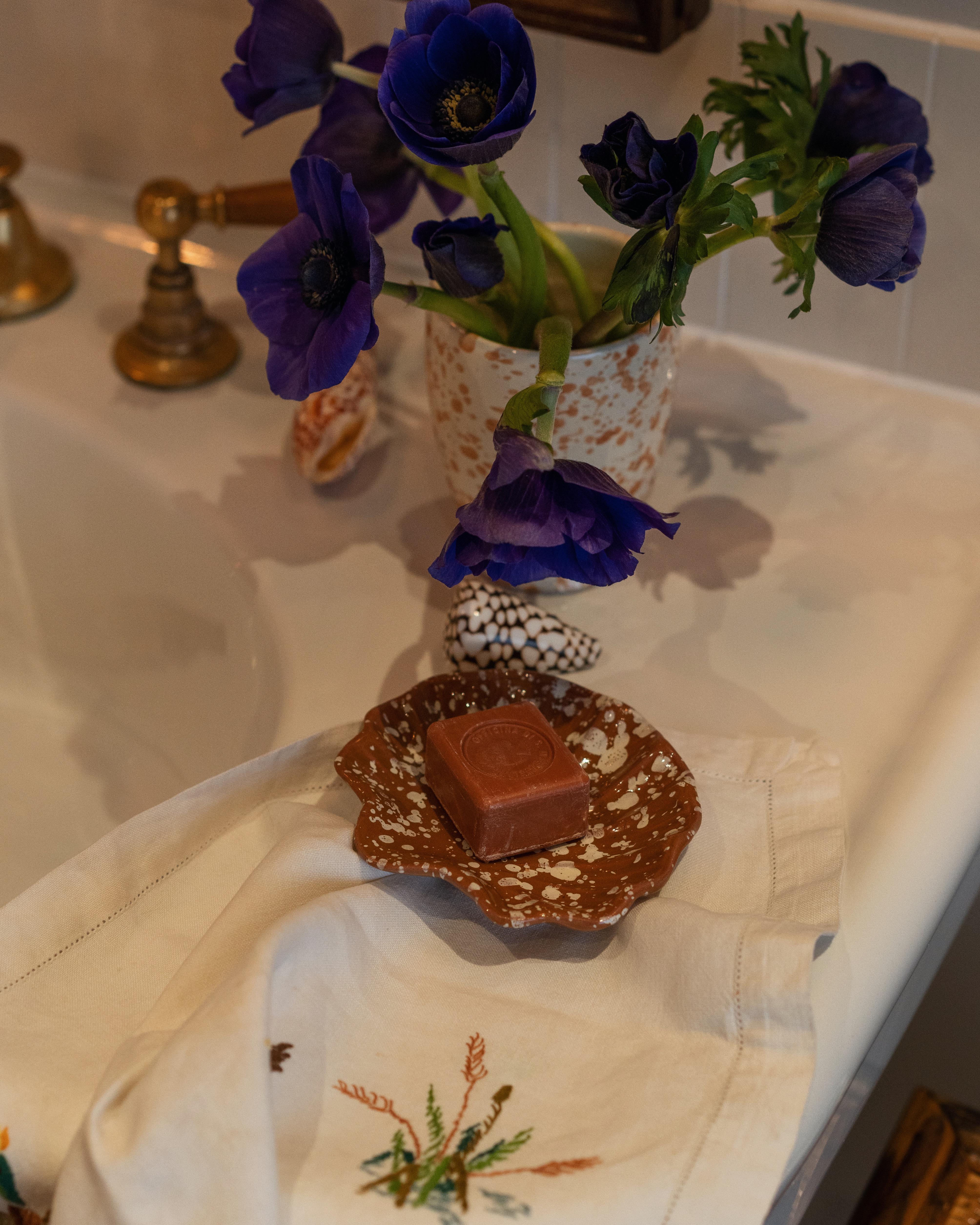 Plato Splatter Coquillage en Terracota y Crema en Nuevo estado para la venta en London, GB