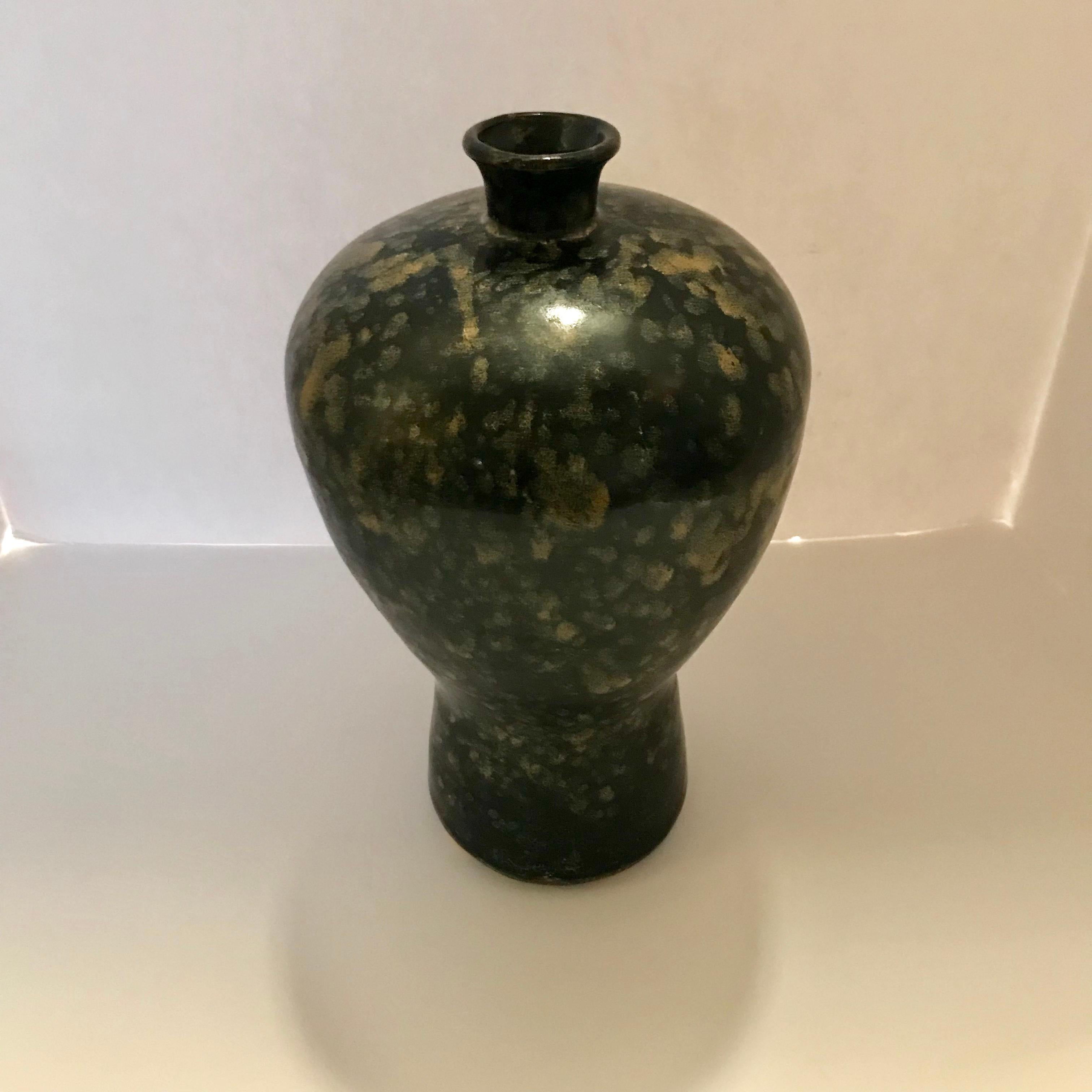 Chinese black, grey, beige splattered glaze ceramic vase.
Two available.
Sits well with S5123 / S5124.