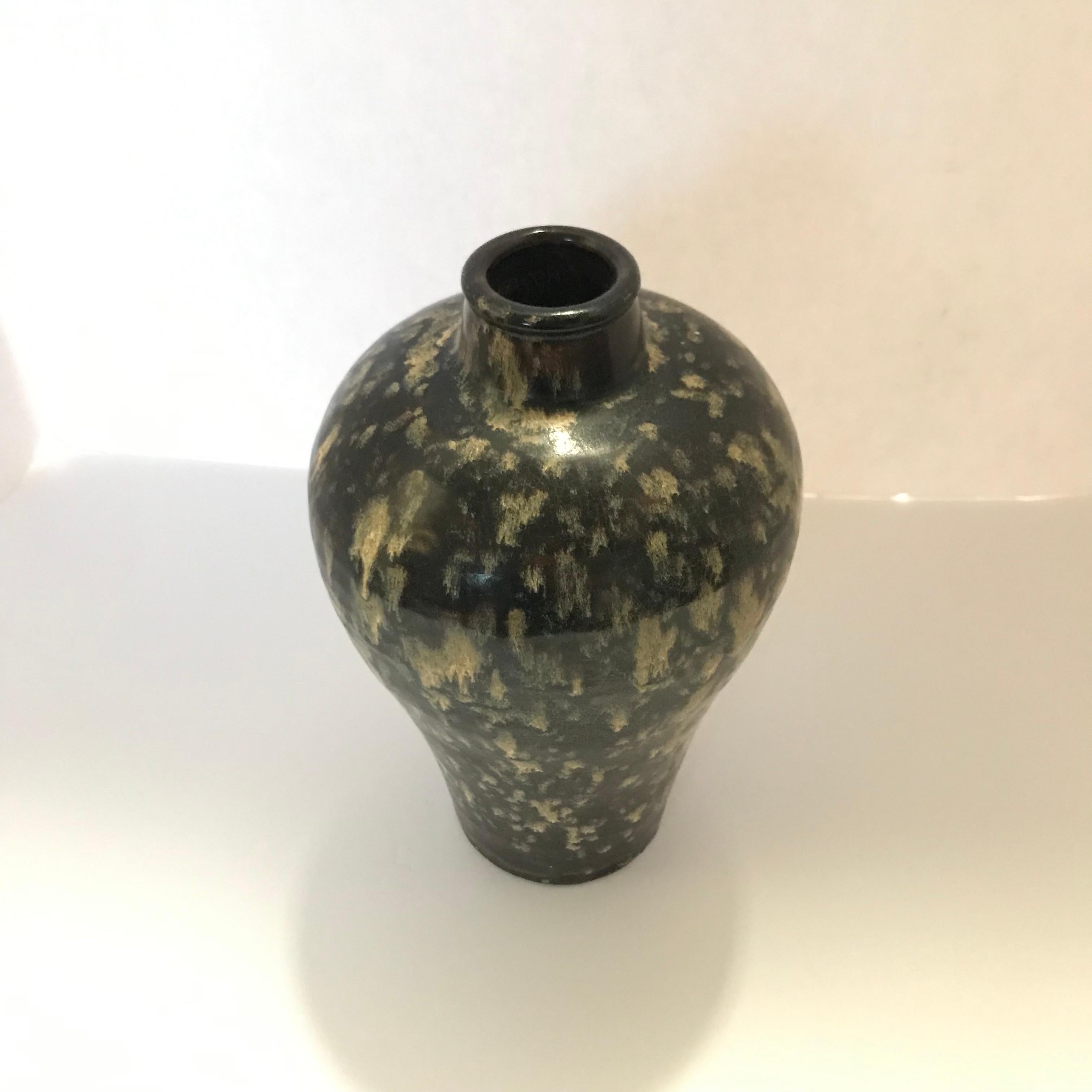 Chinese black, grey, beige splattered glaze ceramic vase
Two available.
Sits well with S5124.