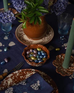 Piatto Splatter Scallop in terracotta e crema