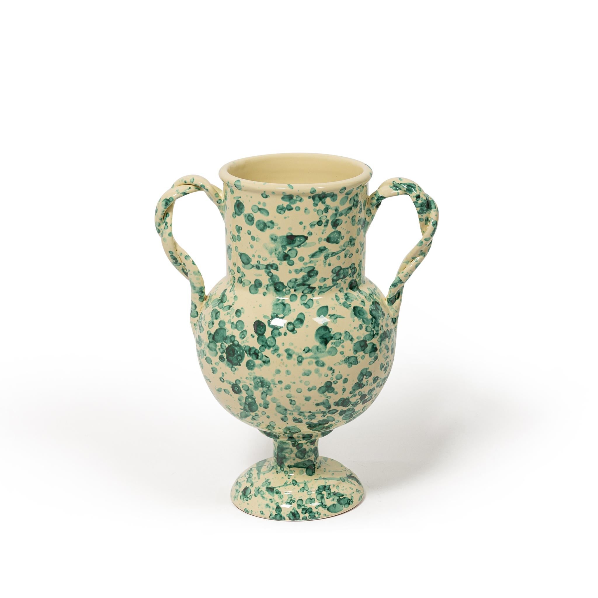 Die in Italien handgefertigte Vase Verona ist ein hervorragender Tafelaufsatz. Unser Design ist in drei Farbvarianten erhältlich: Rosa & Blau, Hellbraun & Elfenbein und Antikgrün.


Höhe: 30cm
Höhe: 12'6

Das von der Modejournalistin Louise Roe