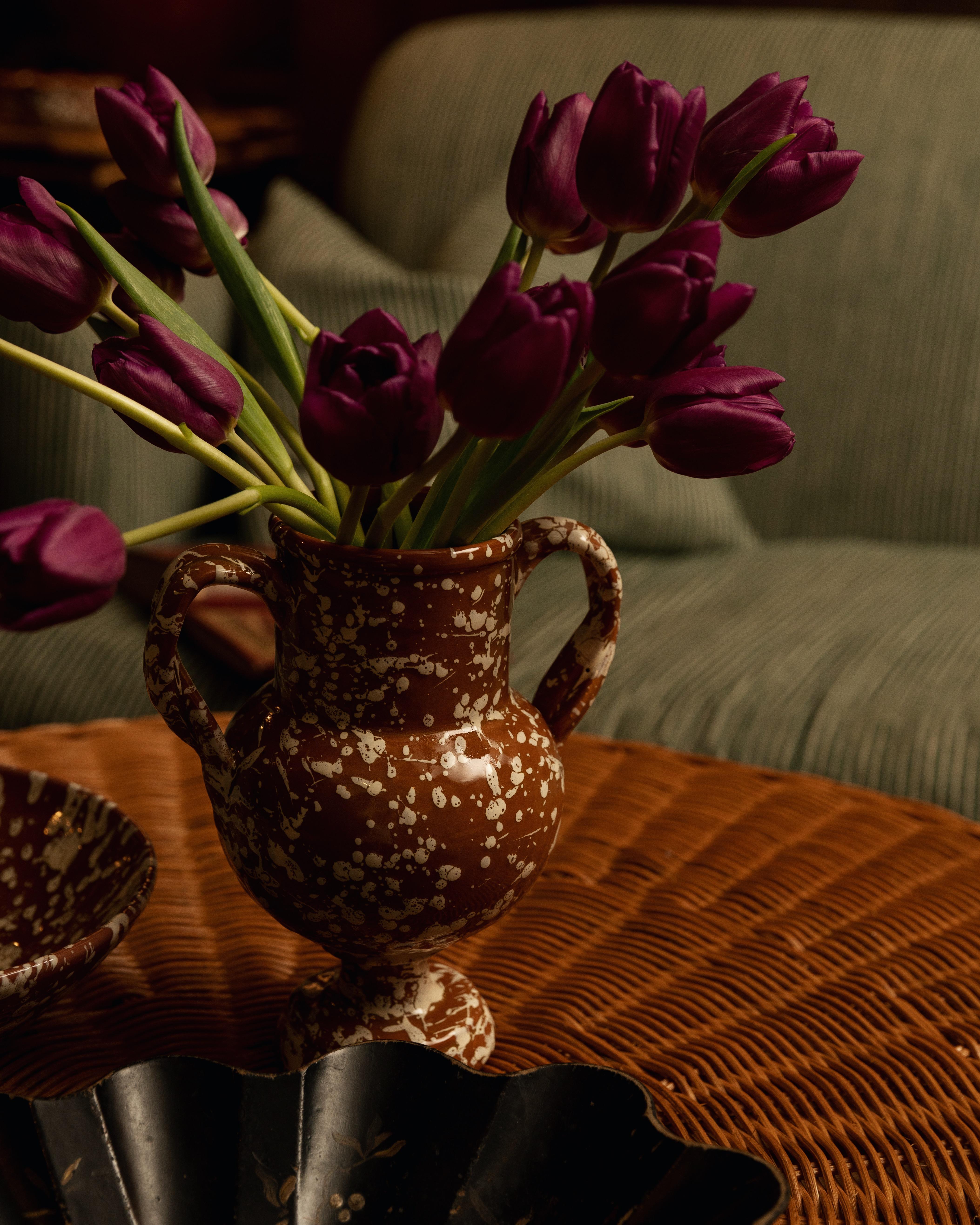 Il centrotavola che la tua tavola stava aspettando. Il vaso Verona è realizzato a mano in Italia da artigiani e rifinito con uno smalto splatter. Caratterizzato da una forma classica che rende omaggio al design italiano d'epoca, il vaso Verona di