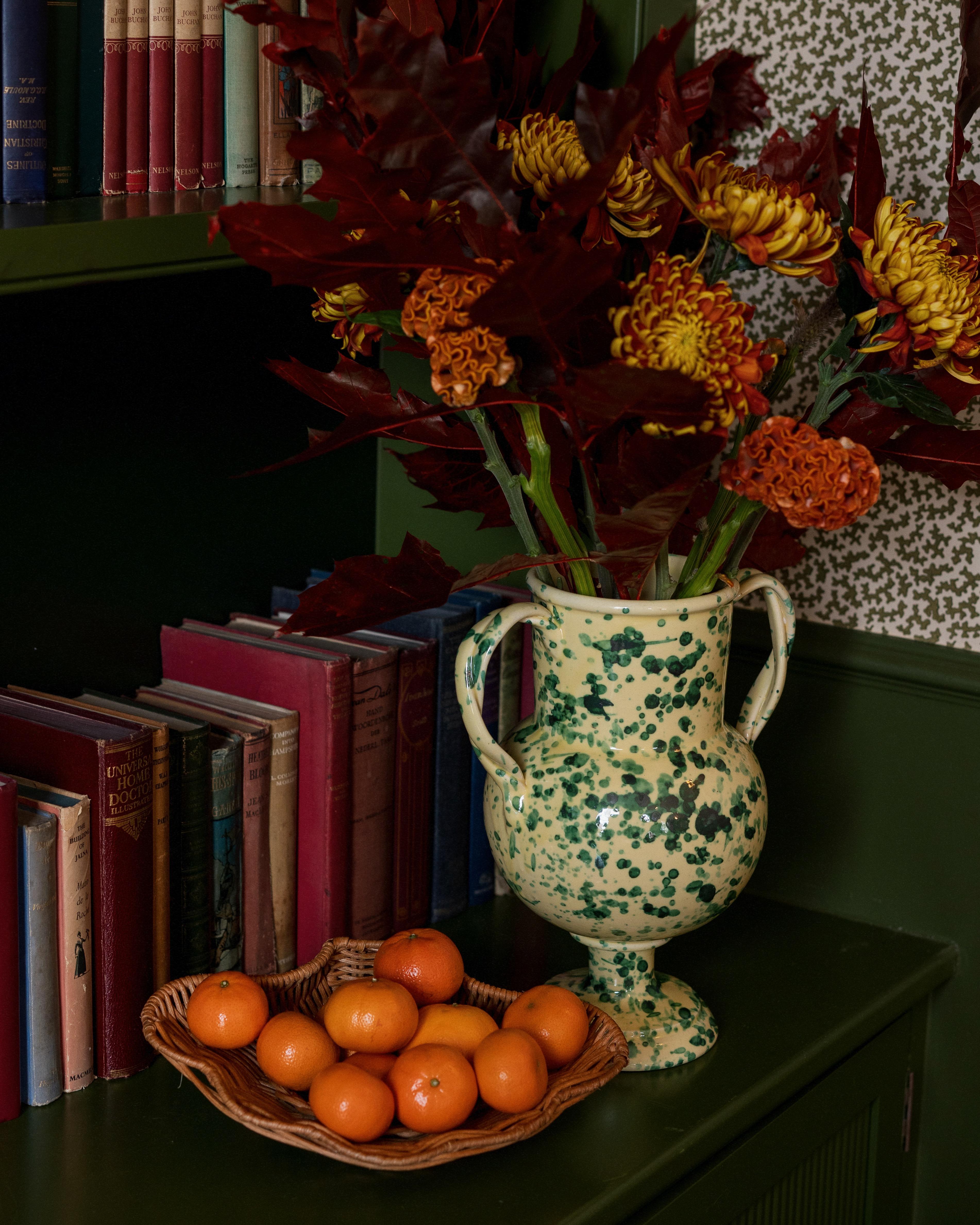 Le vase Verona est fabriqué à la main en Italie. Notre design se décline en quatre coloris : Rose & Bleu, Tan & Ivoire, Jaune & Vert et Terracotta & Crème.
