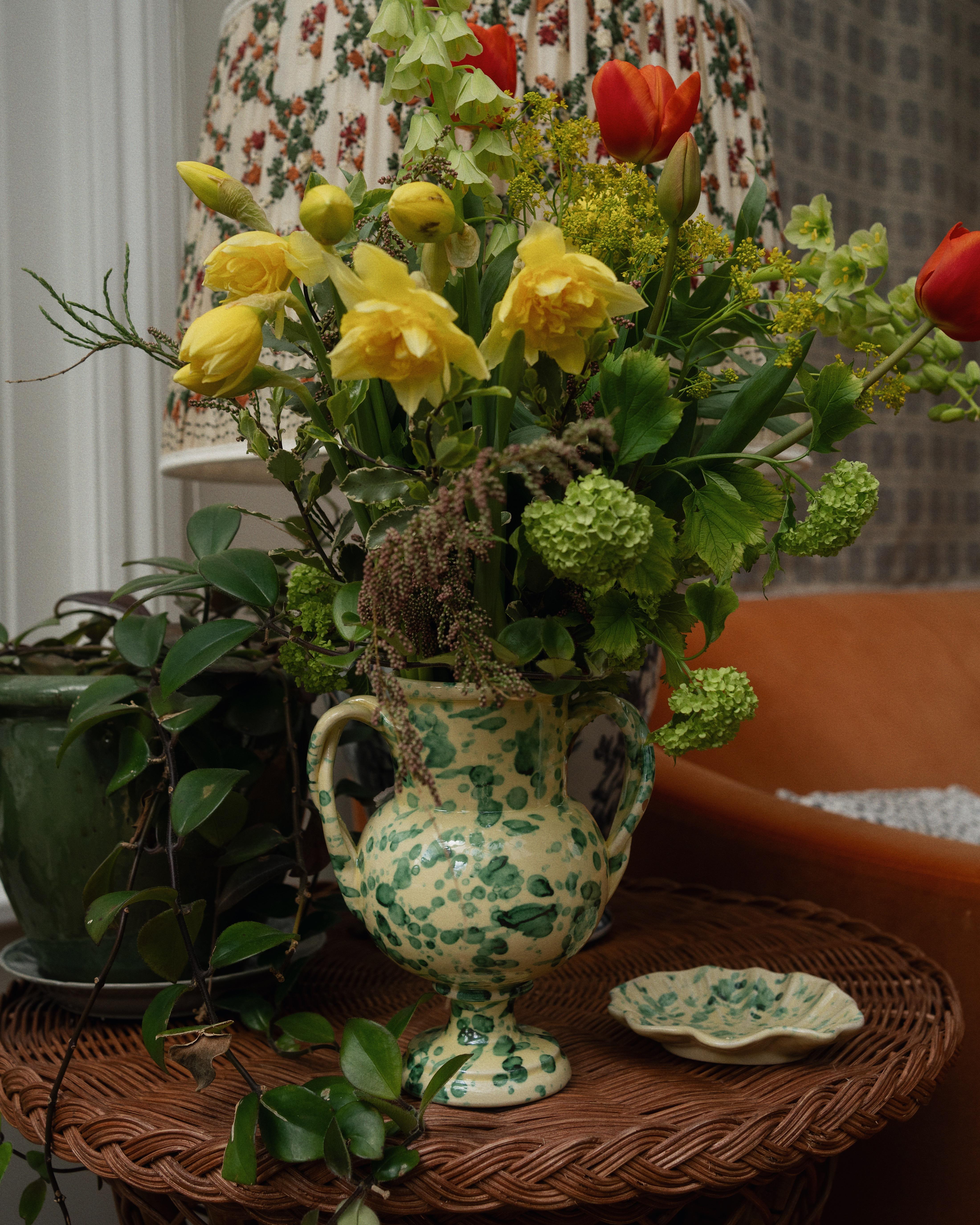 Le vase Verona est fabriqué à la main en Italie. Notre design se décline en quatre coloris : Rose & Bleu, Tan & Ivoire, Jaune & Vert et Terracotta & Crème.