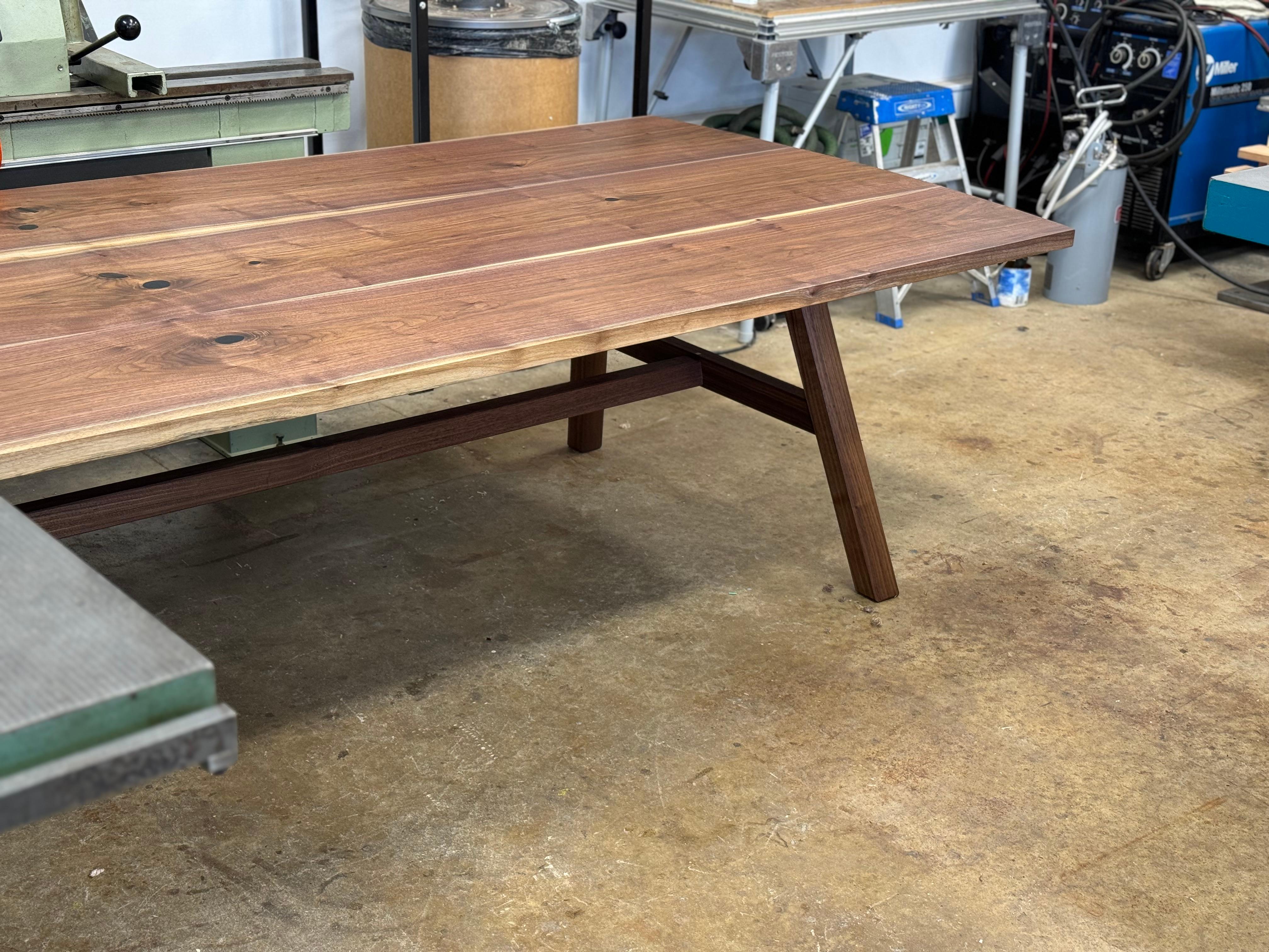 Verni Table de salle à manger à pieds évasés en noyer en vente