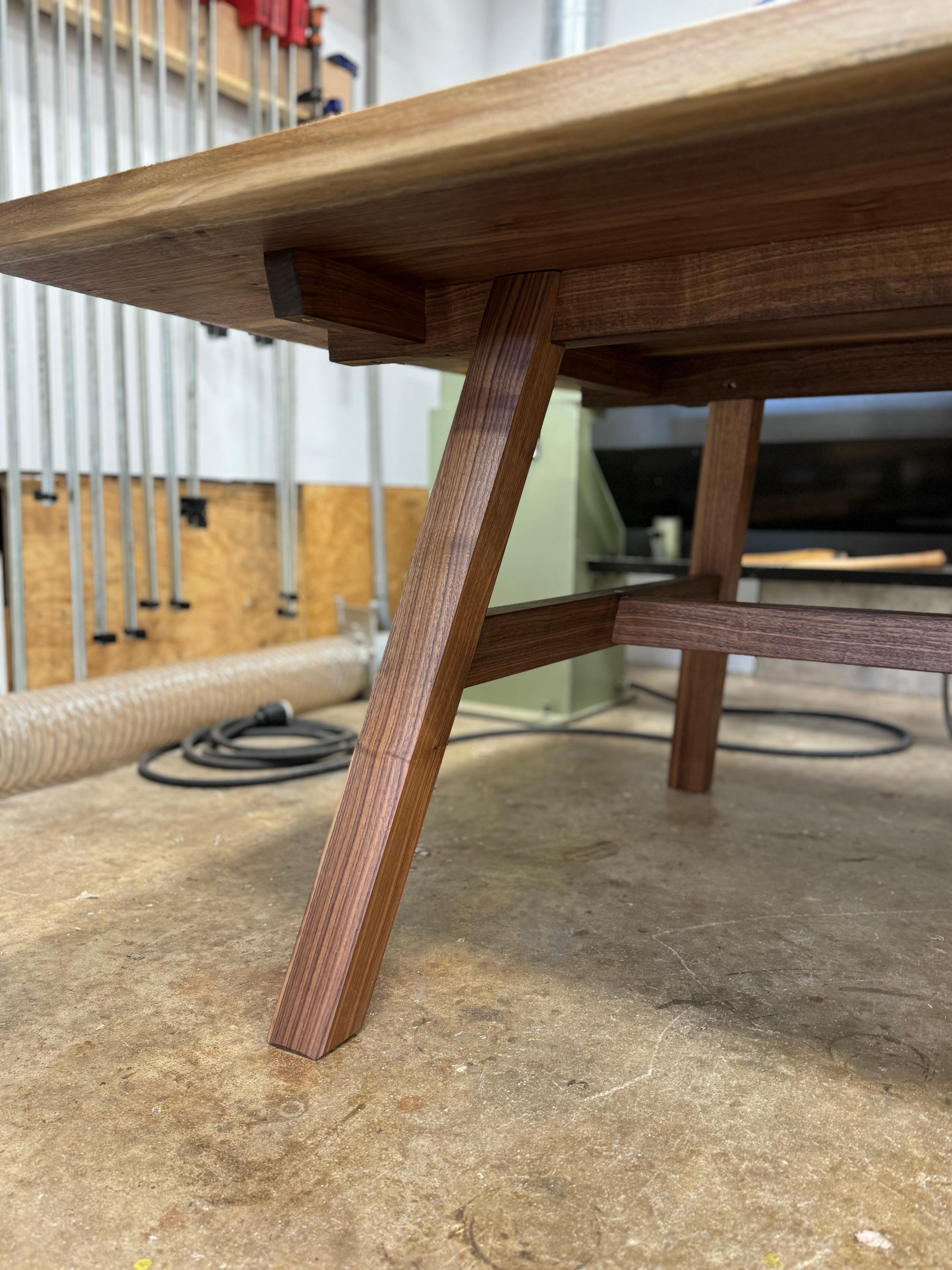 Table de salle à manger à pieds évasés en noyer Neuf - En vente à Princeton, NJ
