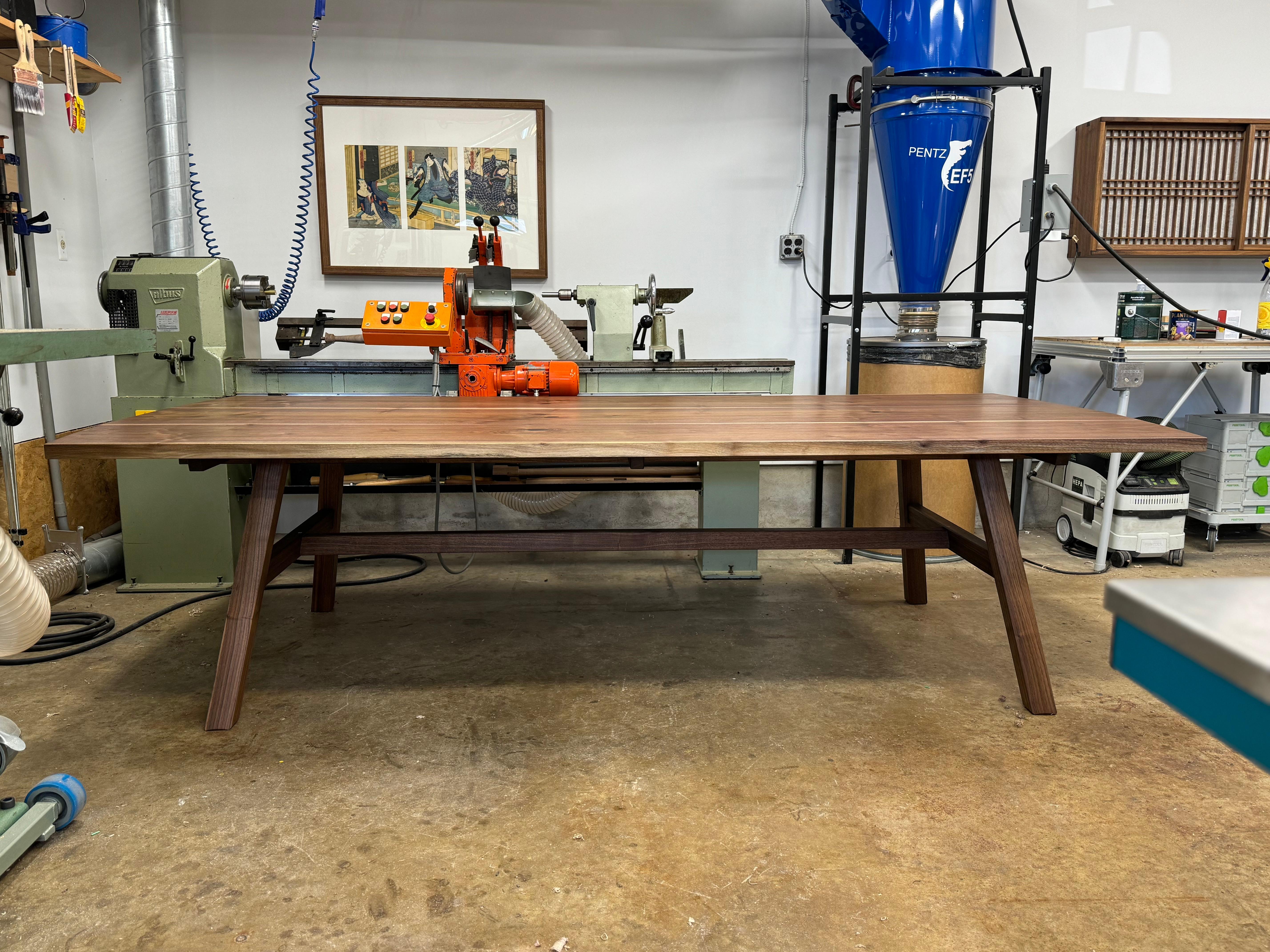 XXIe siècle et contemporain Table de salle à manger à pieds évasés en noyer en vente