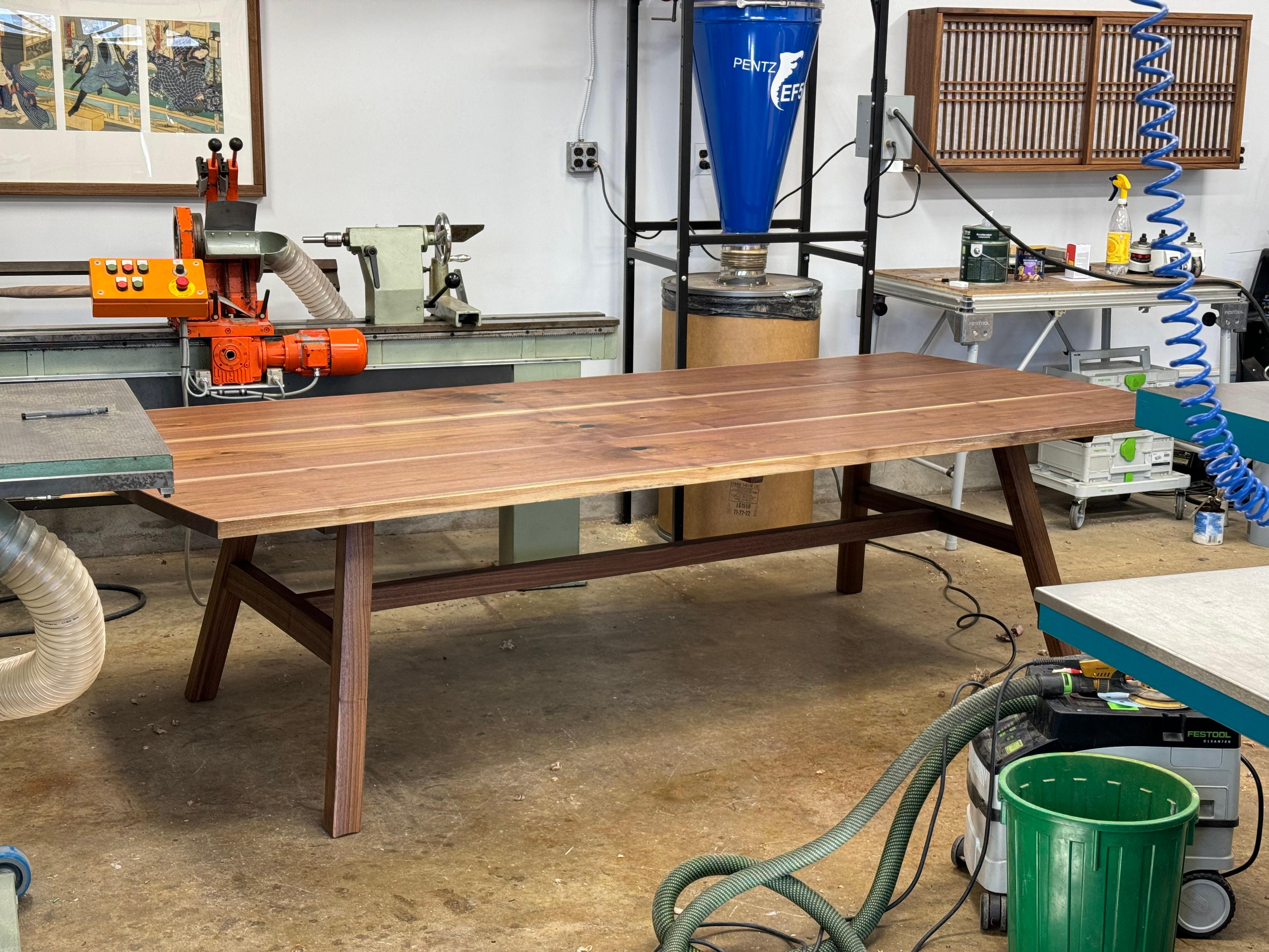Noyer Table de salle à manger à pieds évasés en noyer en vente