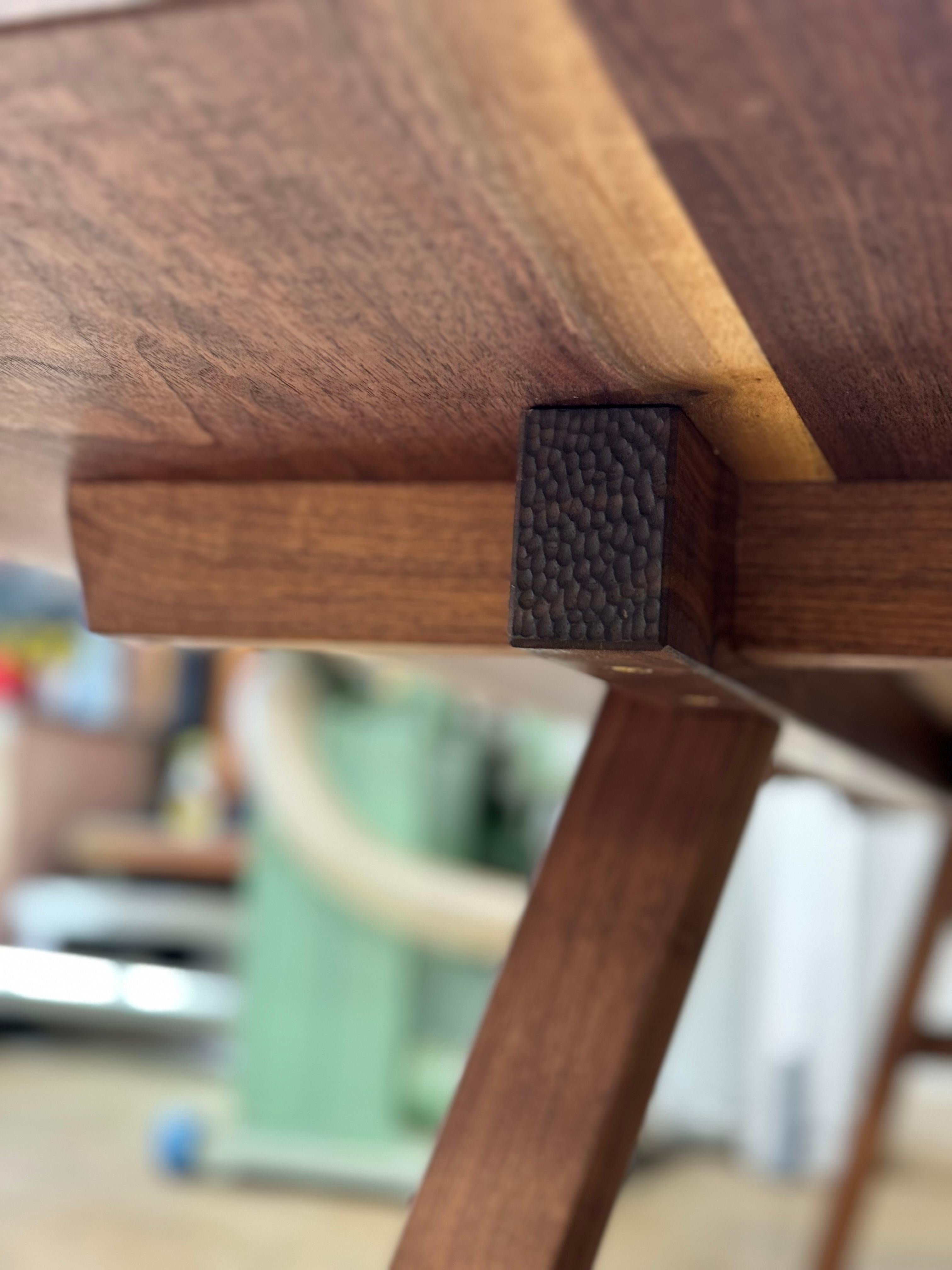 Table de salle à manger à pieds évasés en noyer en vente 1