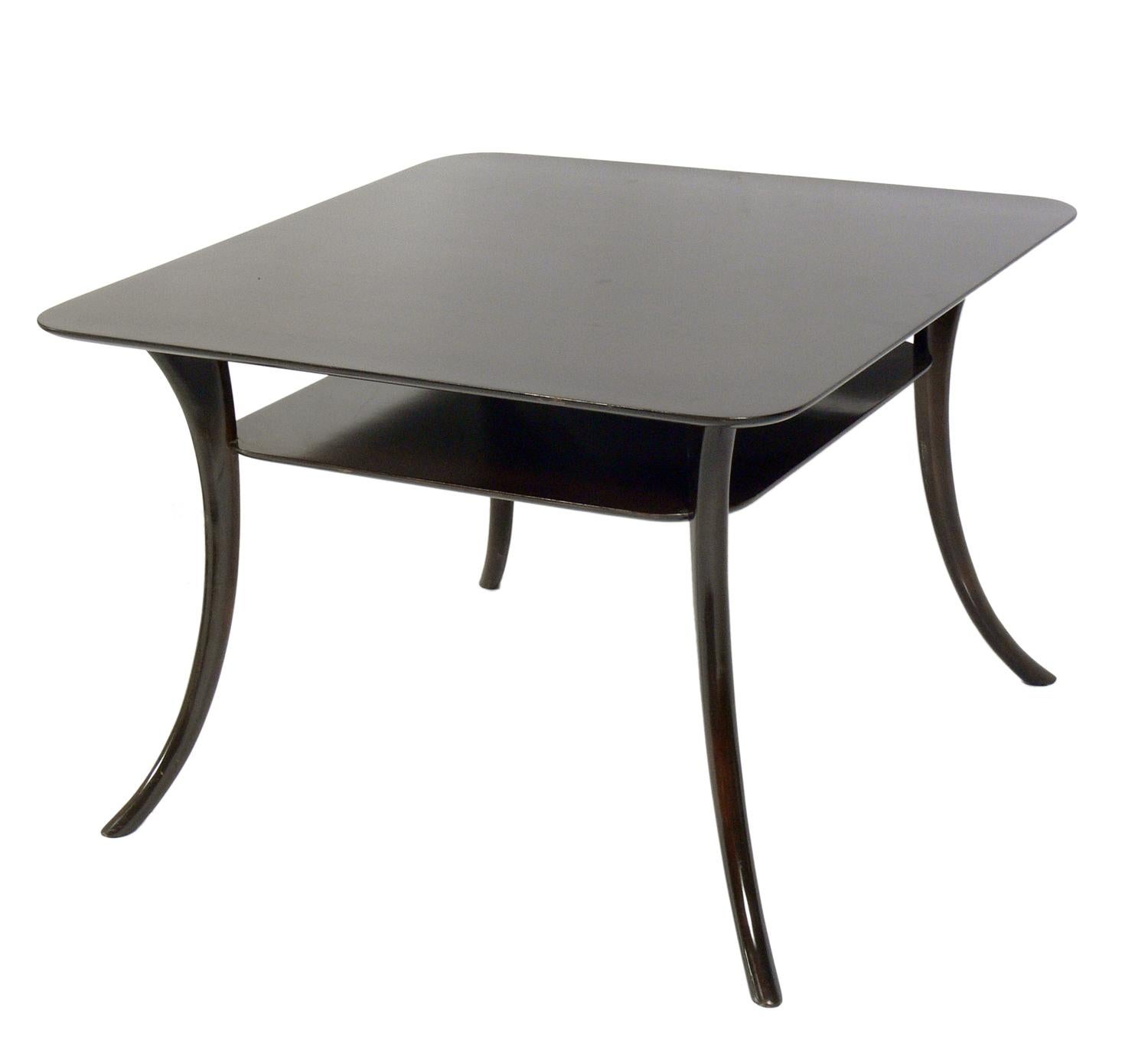 Beistelltisch mit gespreizten Beinen, entworfen von T.H. Robsjohn Gibbings für Widdicomb, amerikanisch, ca. 1950er Jahre. Skulpturale Form der gespreizten Beine und schöne Maserung der Tischplatte. Dieser Tisch hat eine vielseitige Größe und kann