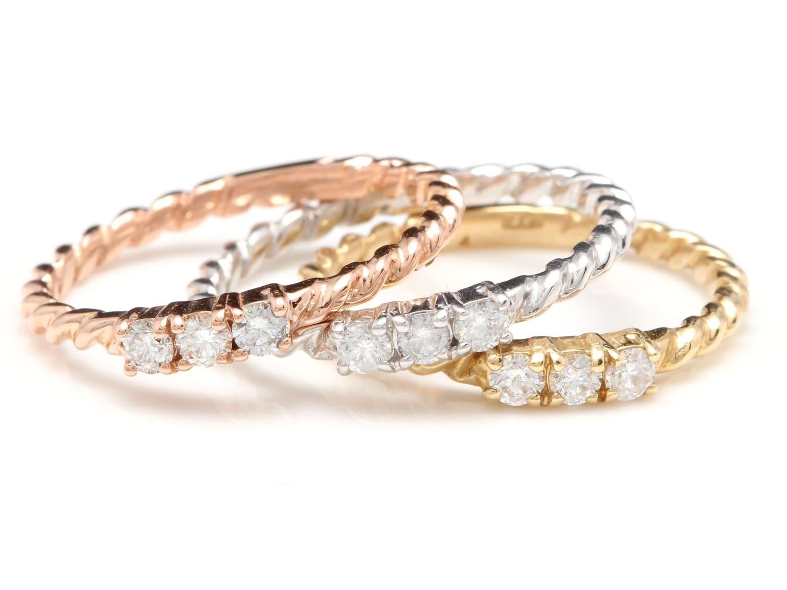 Splendide série de 3 bagues empilables en or massif multicolore 14K avec diamant naturel de 0,45 carat

Estampillé : 14K

Poids total des diamants naturels de taille ronde : 0,45 carats (couleur G-H / Clarté SI1-SI2)

La largeur de l'anneau est de