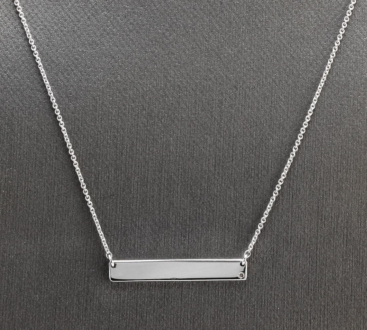 Splendida collana a barre in oro bianco massiccio 14k con accenti di diamanti

Un pezzo dall'aspetto straordinario!

Timbrato: 14k

Accento di diamante

La lunghezza della catena è: Regolabile

Misure della barra: 24,90 x 4,00 x 1,00 mm

Il peso