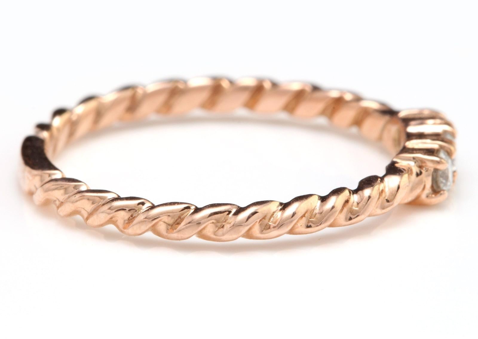 Espléndido anillo de oro rosa macizo de 14 quilates con un diamante natural de 0,15 quilates Corte redondo en venta