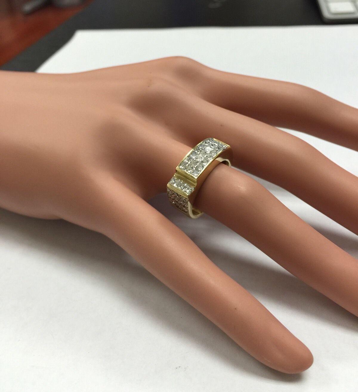 Women's Splendid 1.70 Carat Natural VVS Diamond 18 Karat Solid Yellow Gold Ring For Sale
