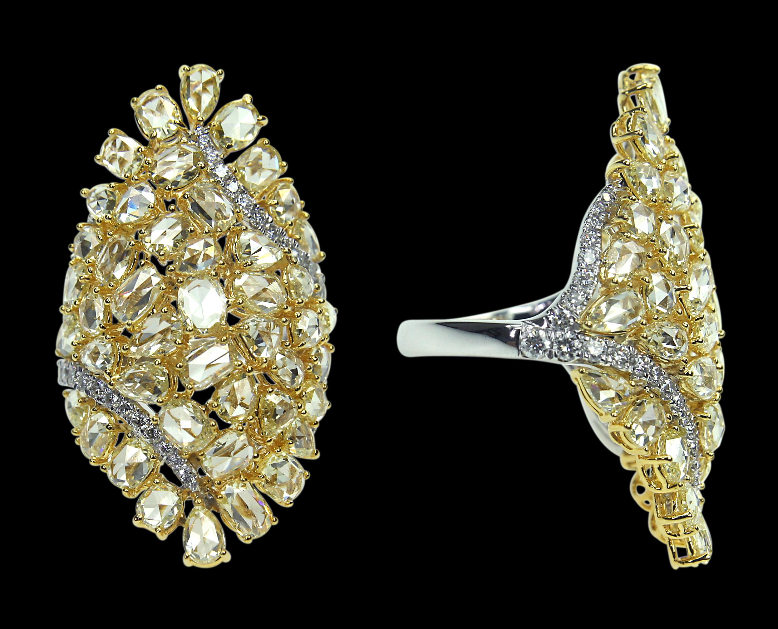 Splendid 18 Karat White and Yellow Gold, and Diamond Ring In New Condition For Sale In Hong Kong, HK
