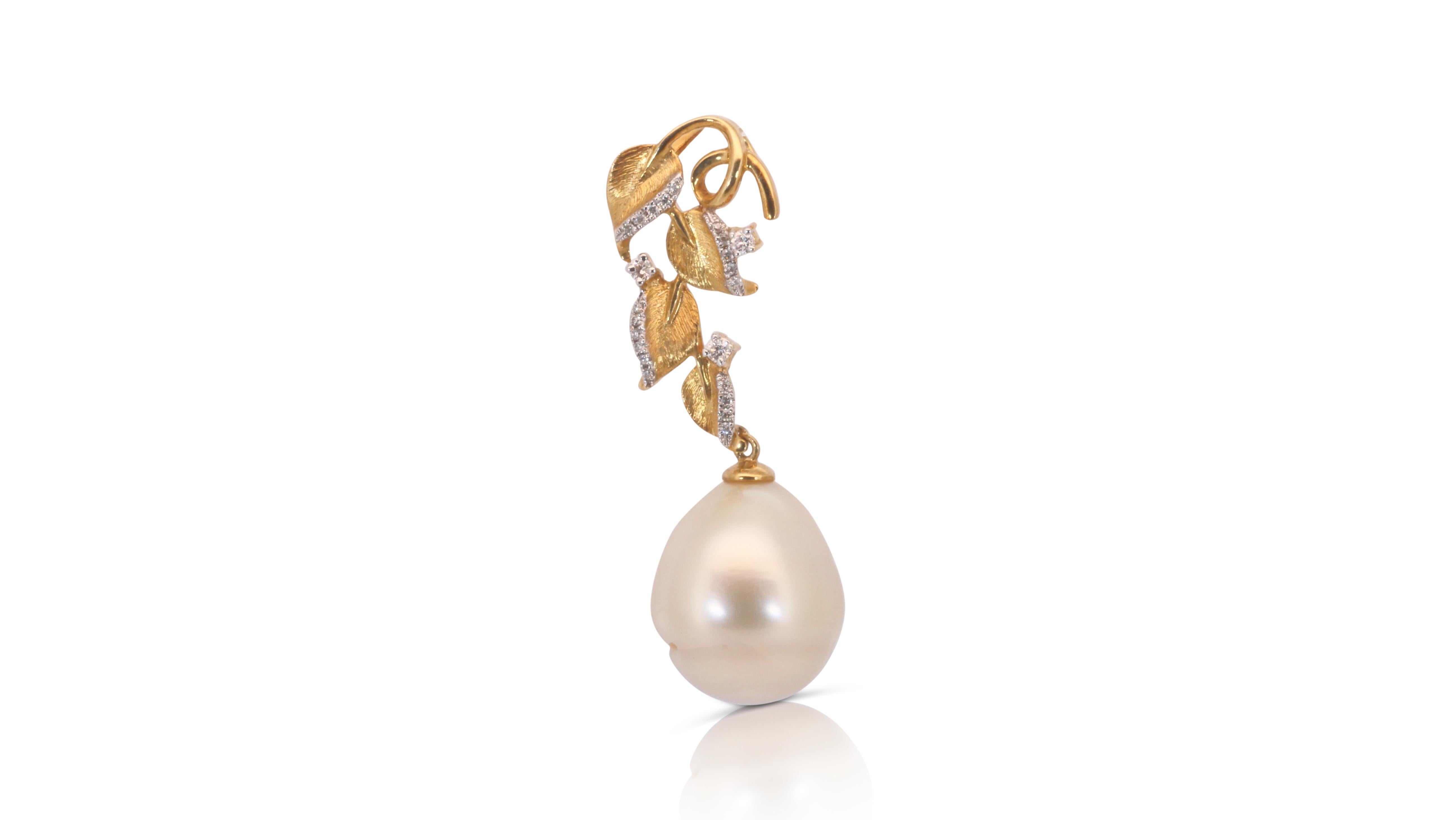 Oval Cut Splendid 18k Yellow Gold Pendant w/0.1 Carat Pearl & Diamonds-Chain not included For Sale