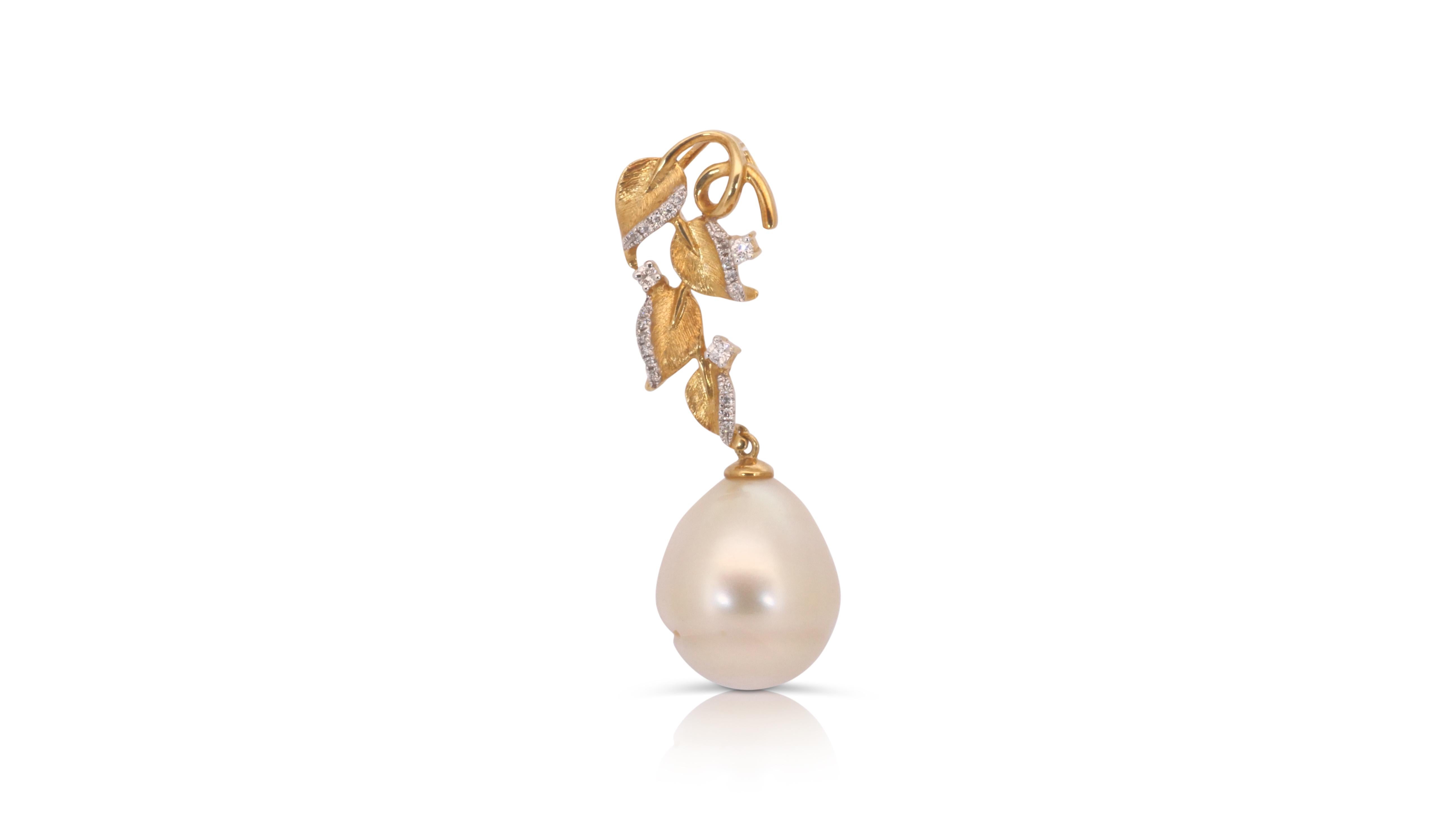 Splendid 18k Yellow Gold Pendant w/0.1 Carat Pearl & Diamonds-Chain not included In New Condition For Sale In רמת גן, IL