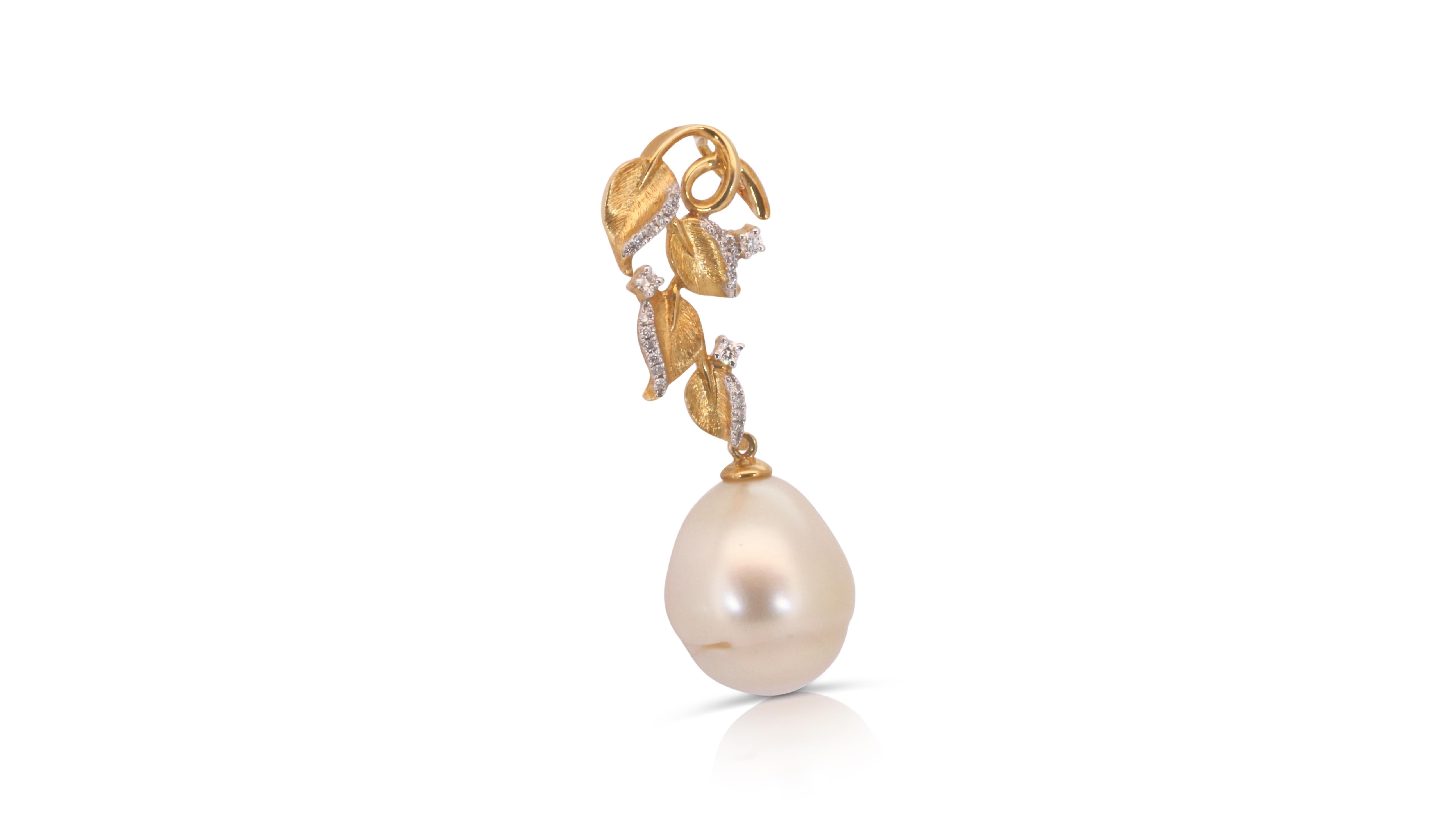 Women's Splendid 18k Yellow Gold Pendant w/0.1 Carat Pearl & Diamonds-Chain not included For Sale