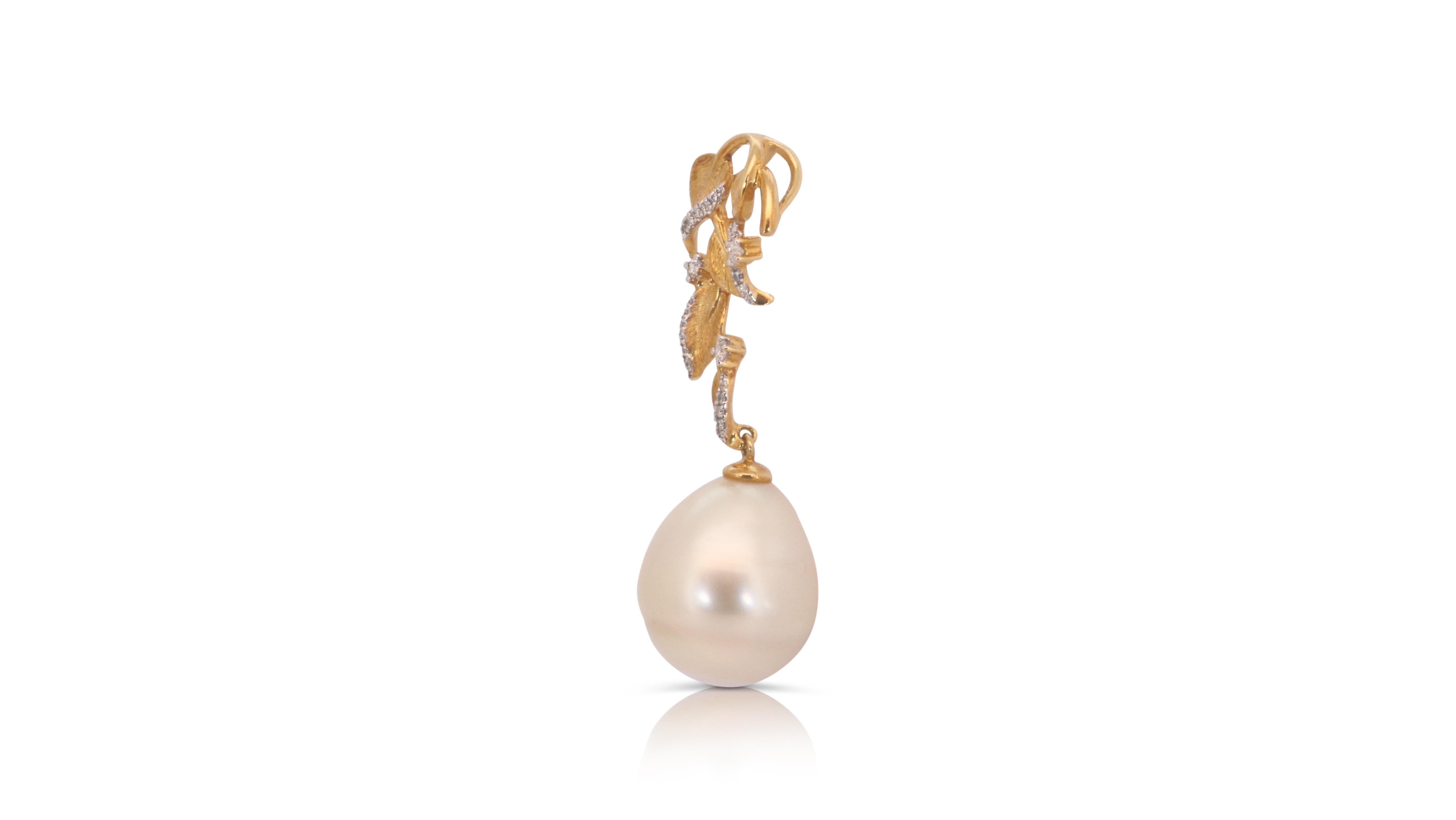 Splendid 18k Yellow Gold Pendant w/0.1 Carat Pearl & Diamonds-Chain not included For Sale 1