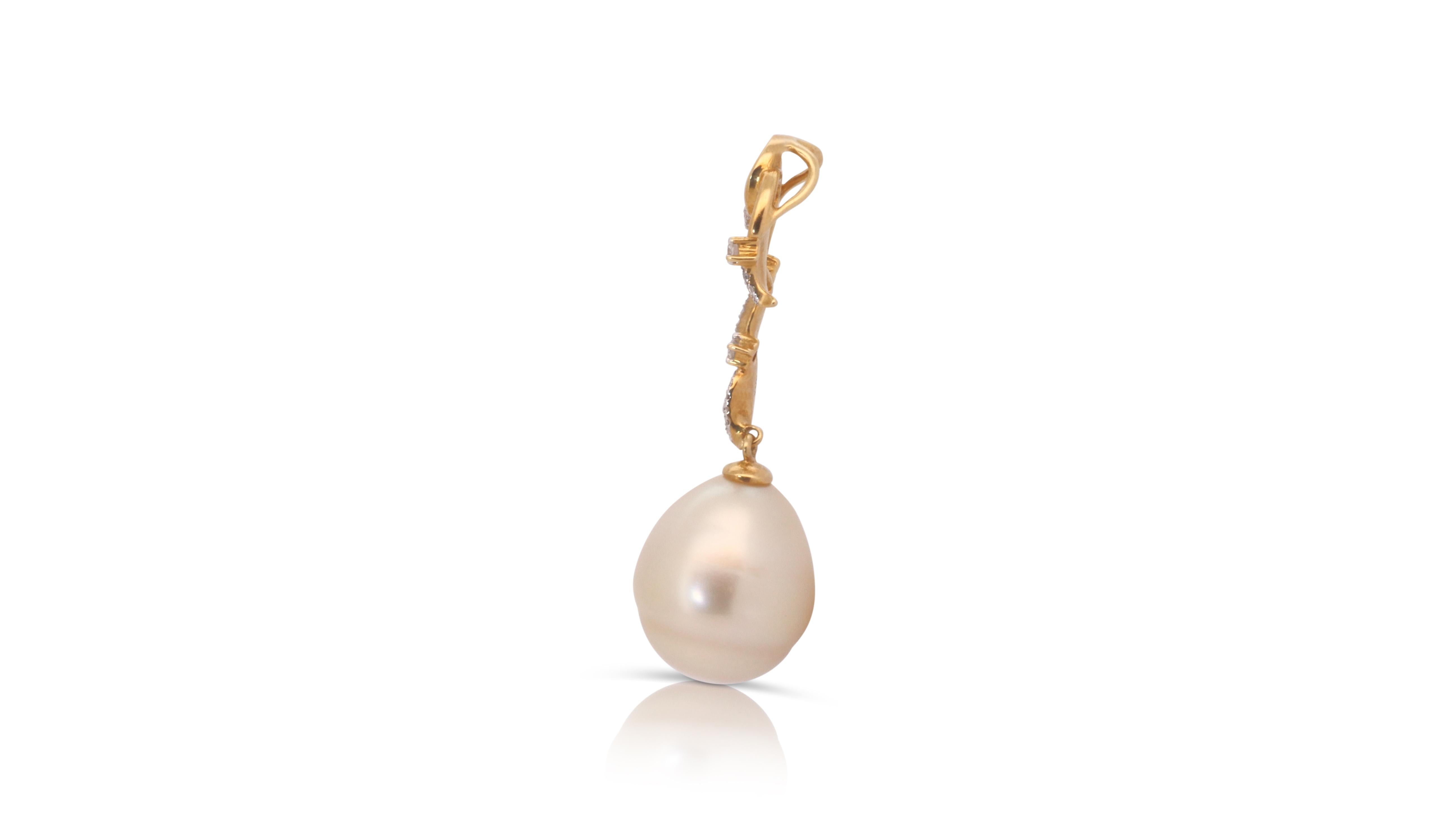 Splendid 18k Yellow Gold Pendant w/0.1 Carat Pearl & Diamonds-Chain not included For Sale 2
