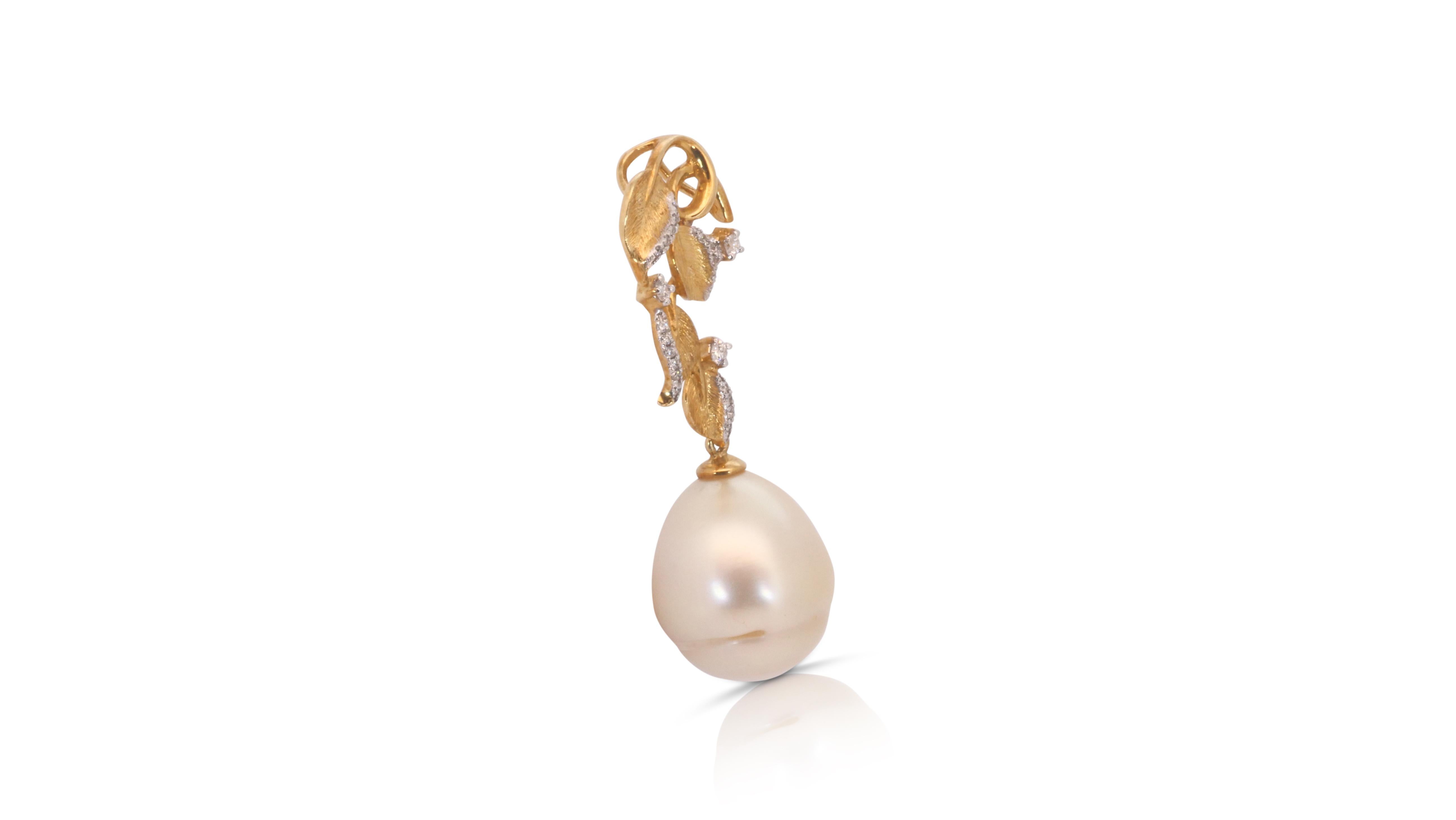 Splendid 18k Yellow Gold Pendant w/0.1 Carat Pearl & Diamonds-Chain not included For Sale 3