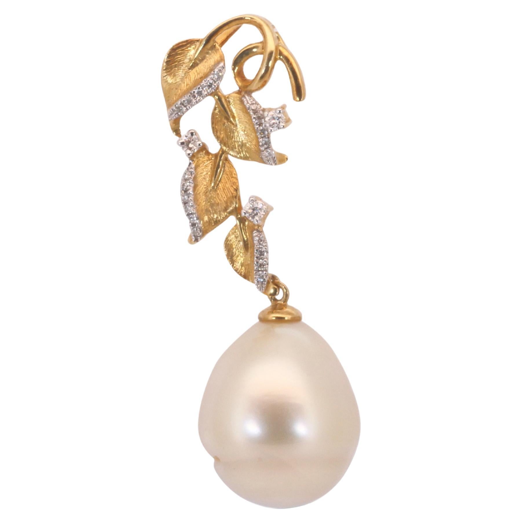 Splendid 18k Yellow Gold Pendant w/0.1 Carat Pearl & Diamonds-Chain not included