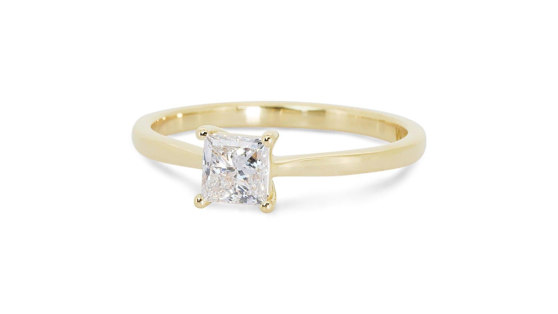 Brilliant Cut Splendid 18K Yellow Gold Solitaire Diamond Ring with 0.90ct - GIA Certified For Sale